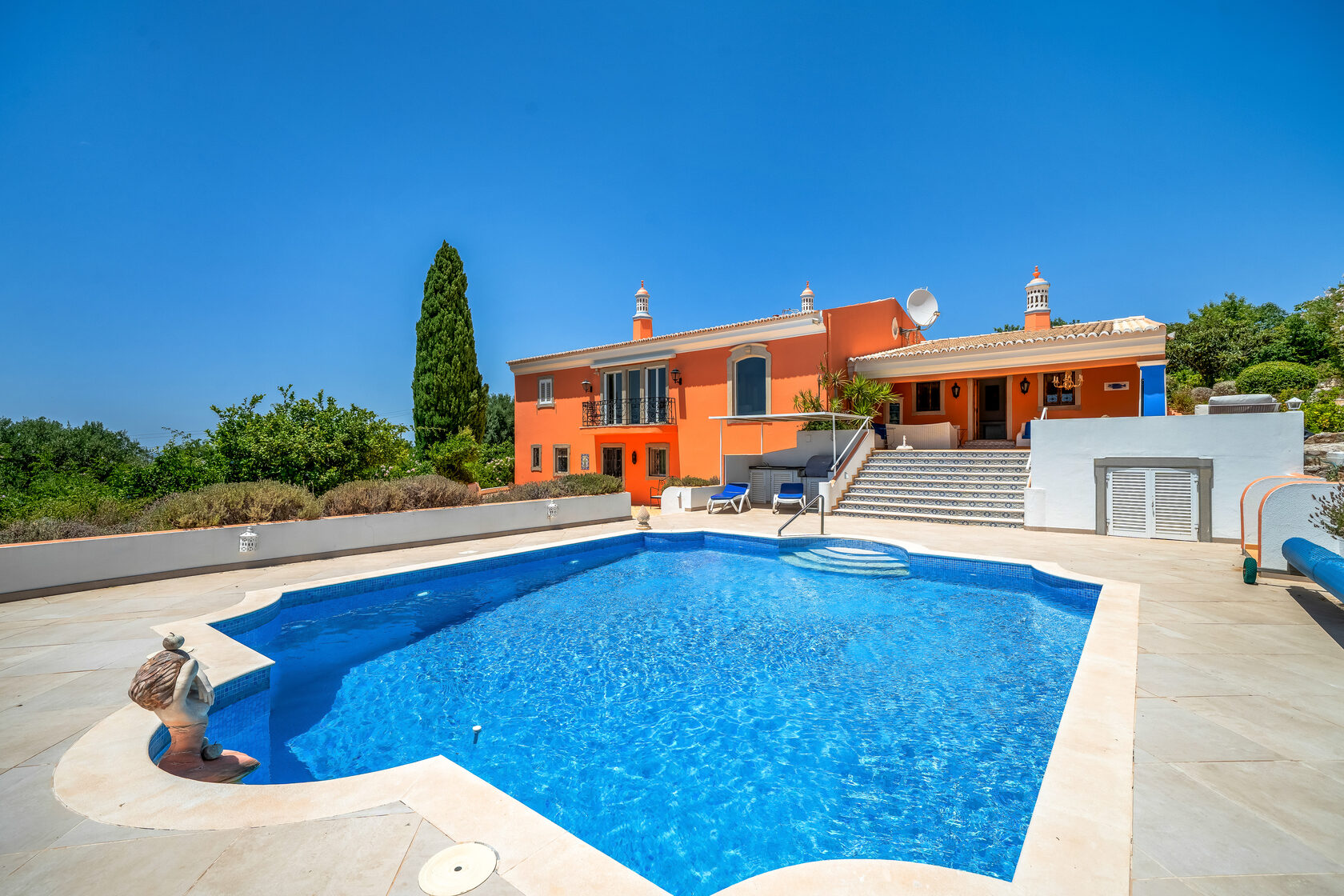 Piscina e moradia principal