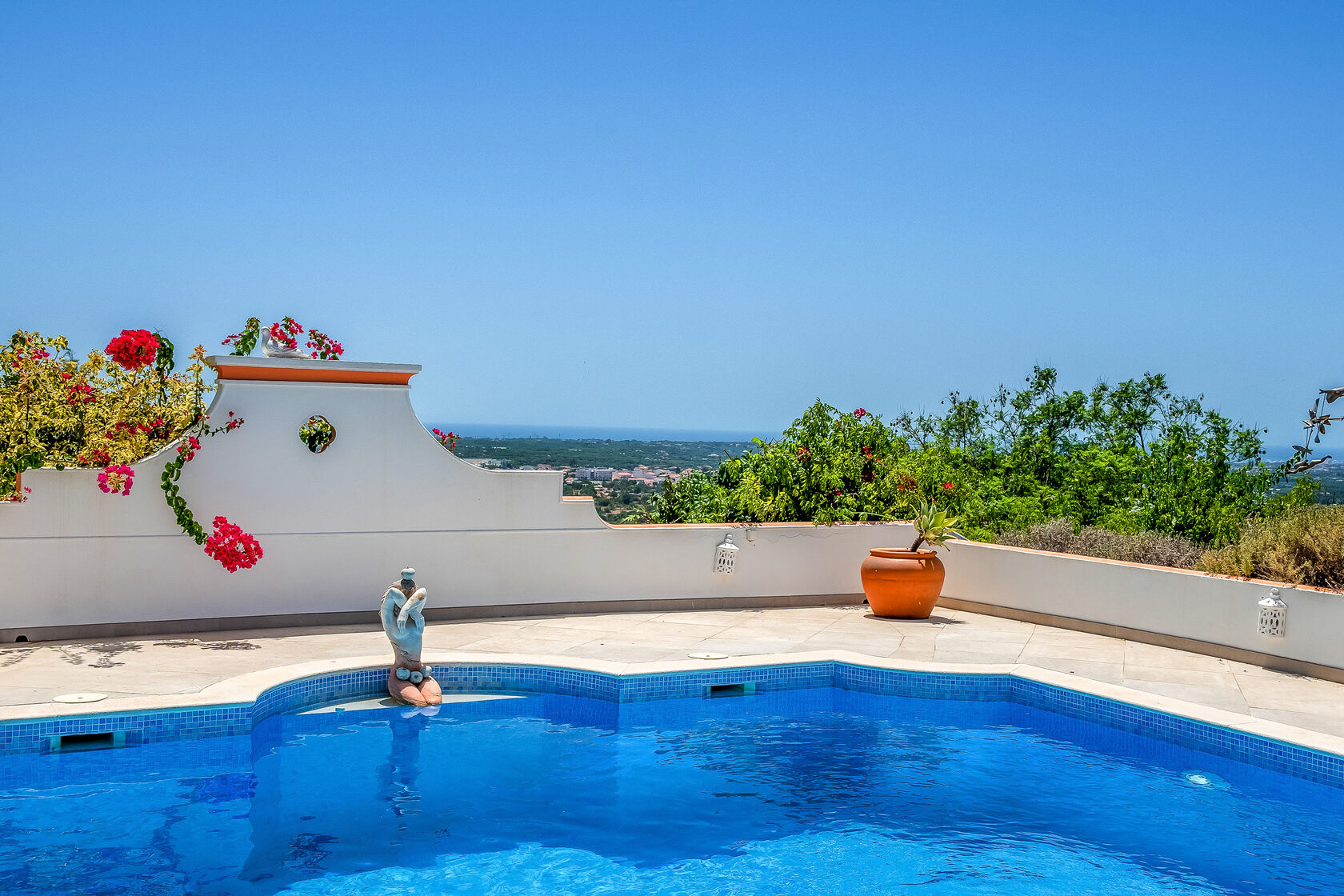 Piscina e terraço com vista