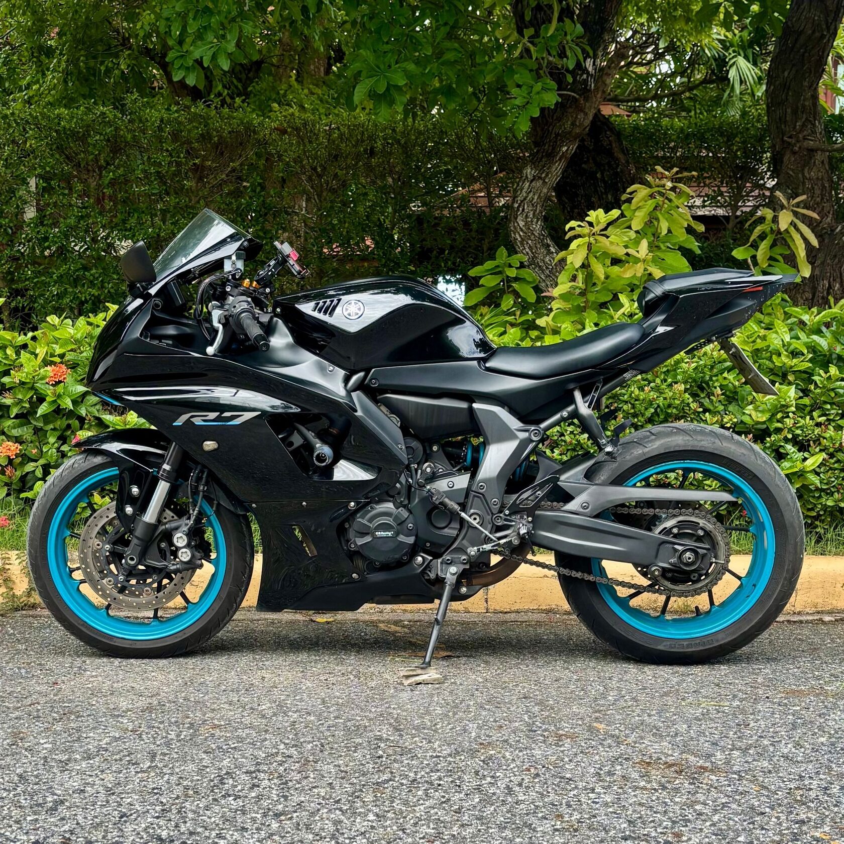Aggressive Yamaha R7 fully-faired bike available for hire in Pattaya