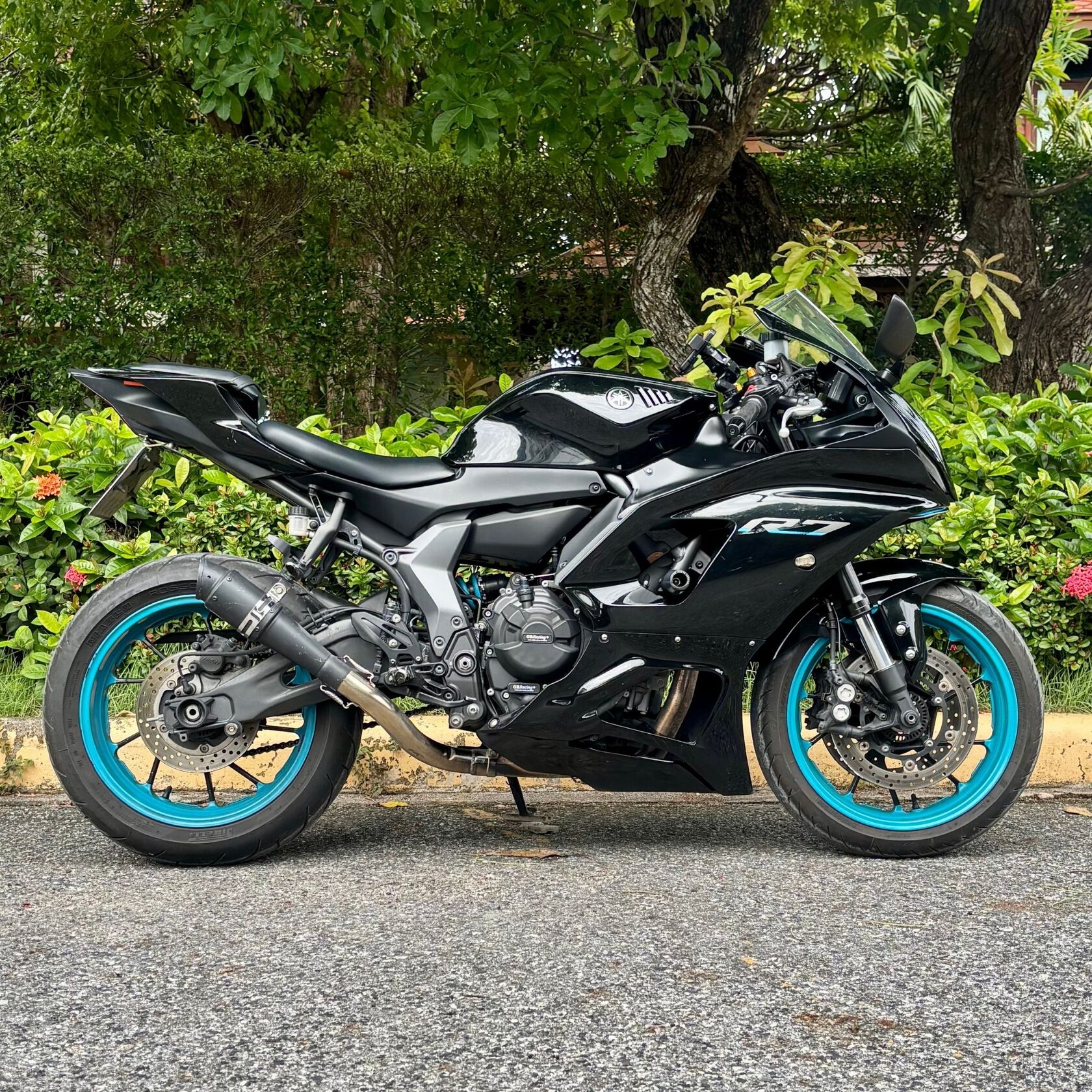 Rent lightweight Yamaha R7 CP2 sportbike for performance touring in Pattaya