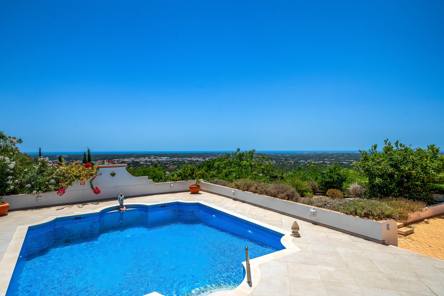 Piscina privada com vista sobre o vale e o mar