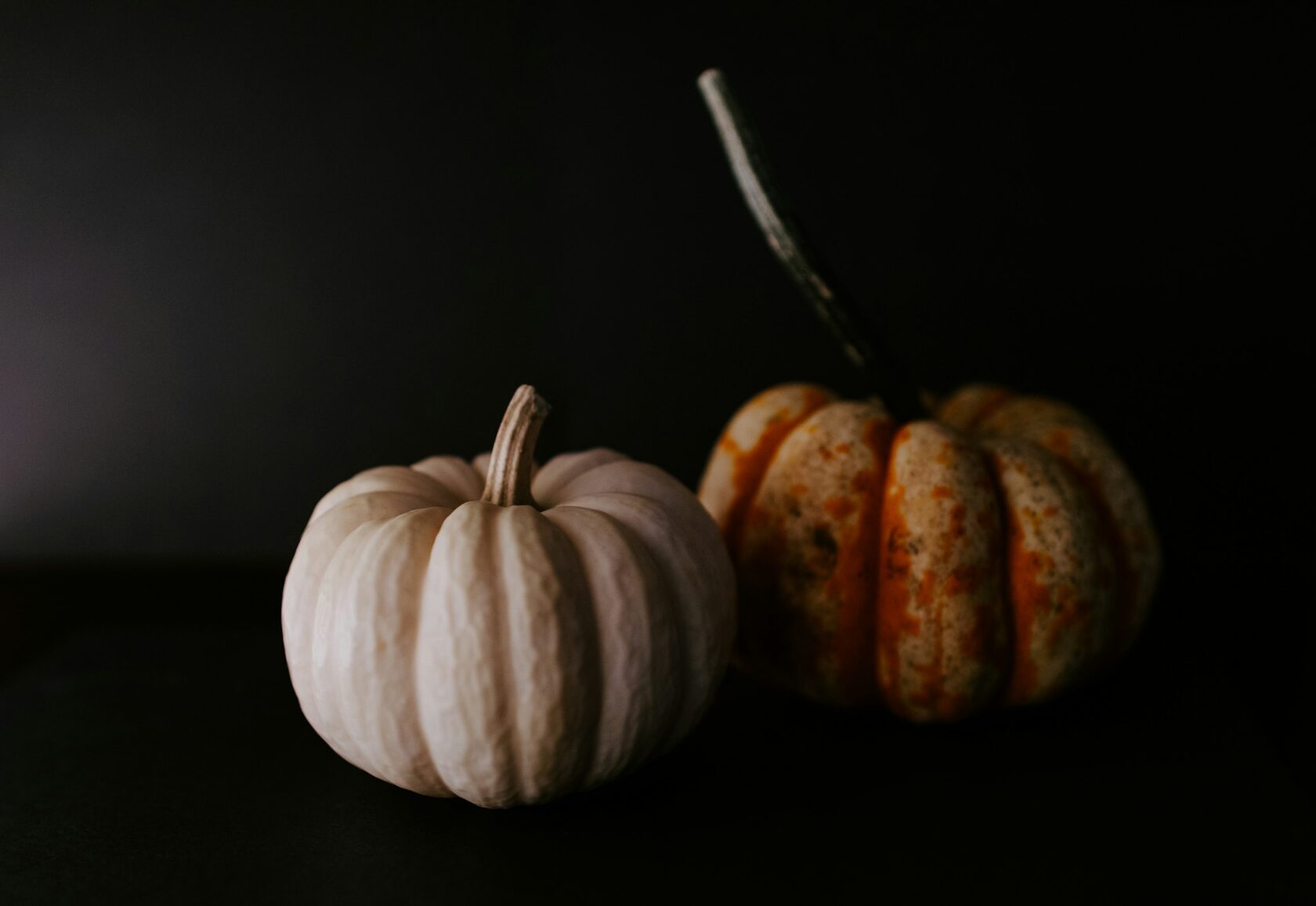 Zucca illuminata da una candela nella notte di Halloween