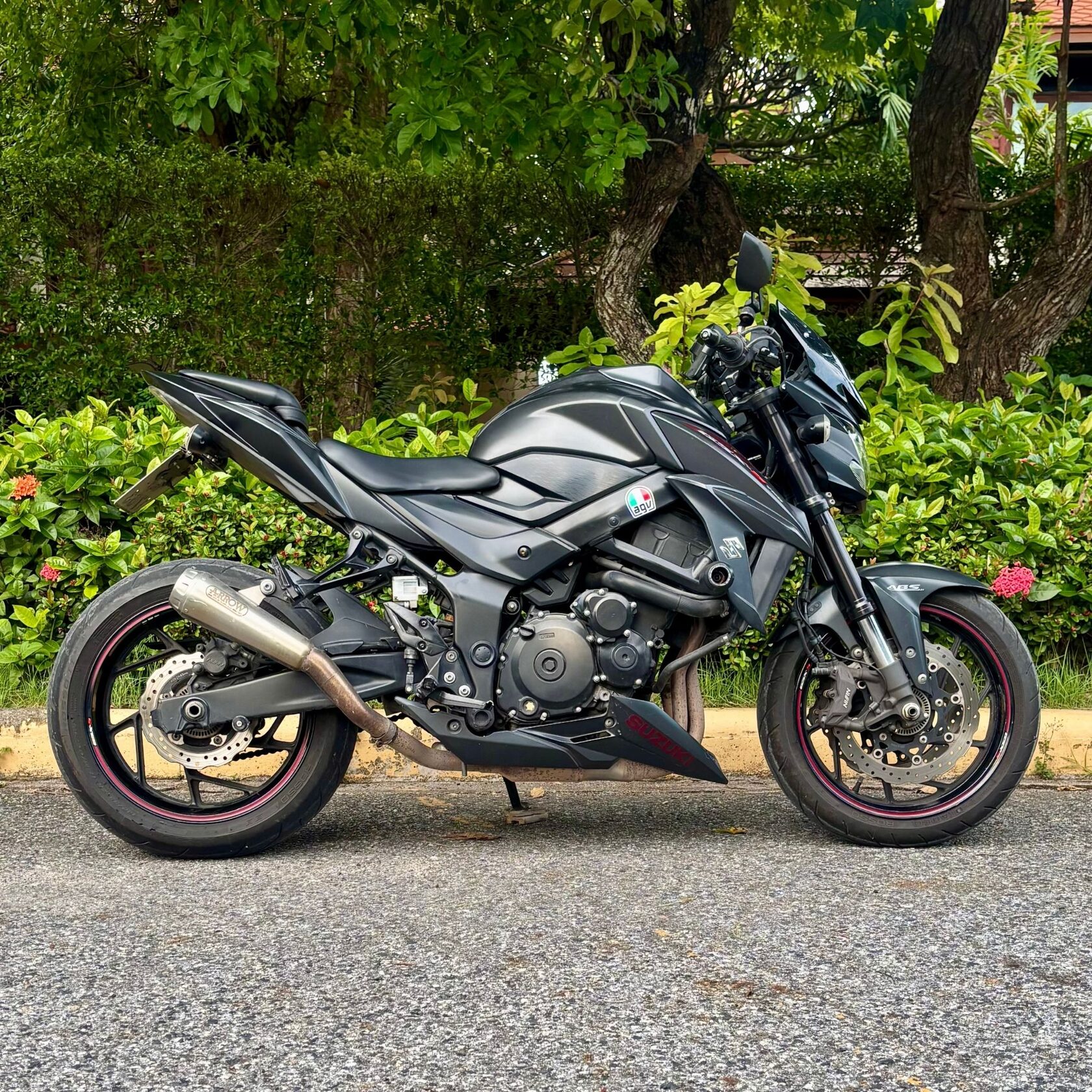 Black Suzuki GSX-S750 naked street bike rental Pattaya