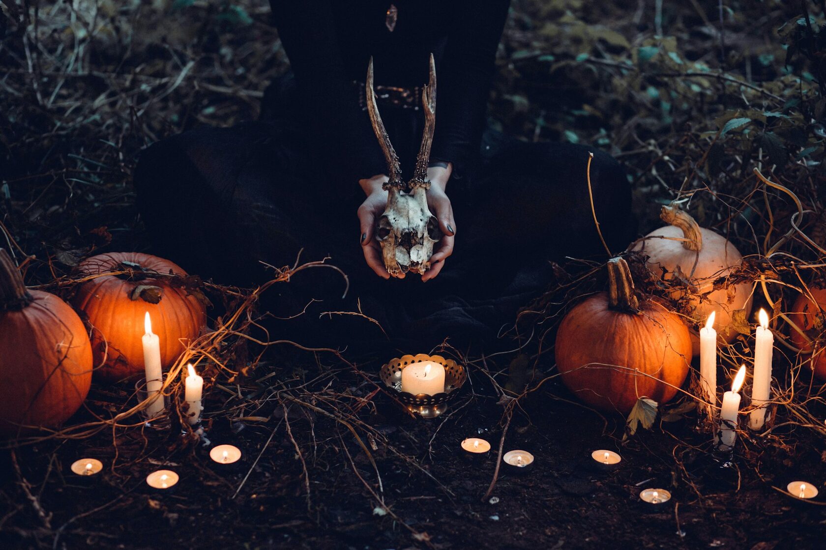 Candele accese in un rituale notturno