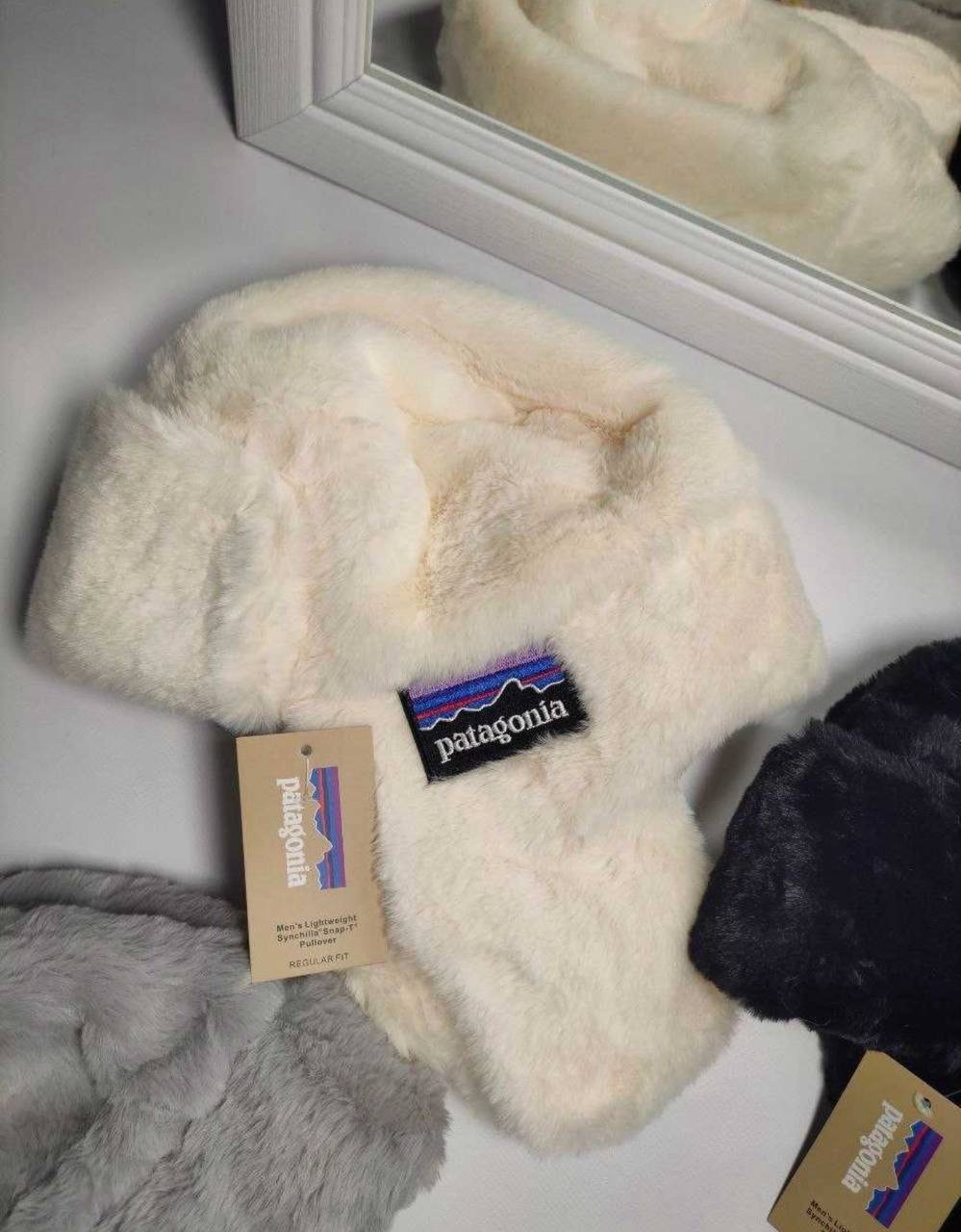 Кремова флісова шапка Patagonia з нашивною етикеткою