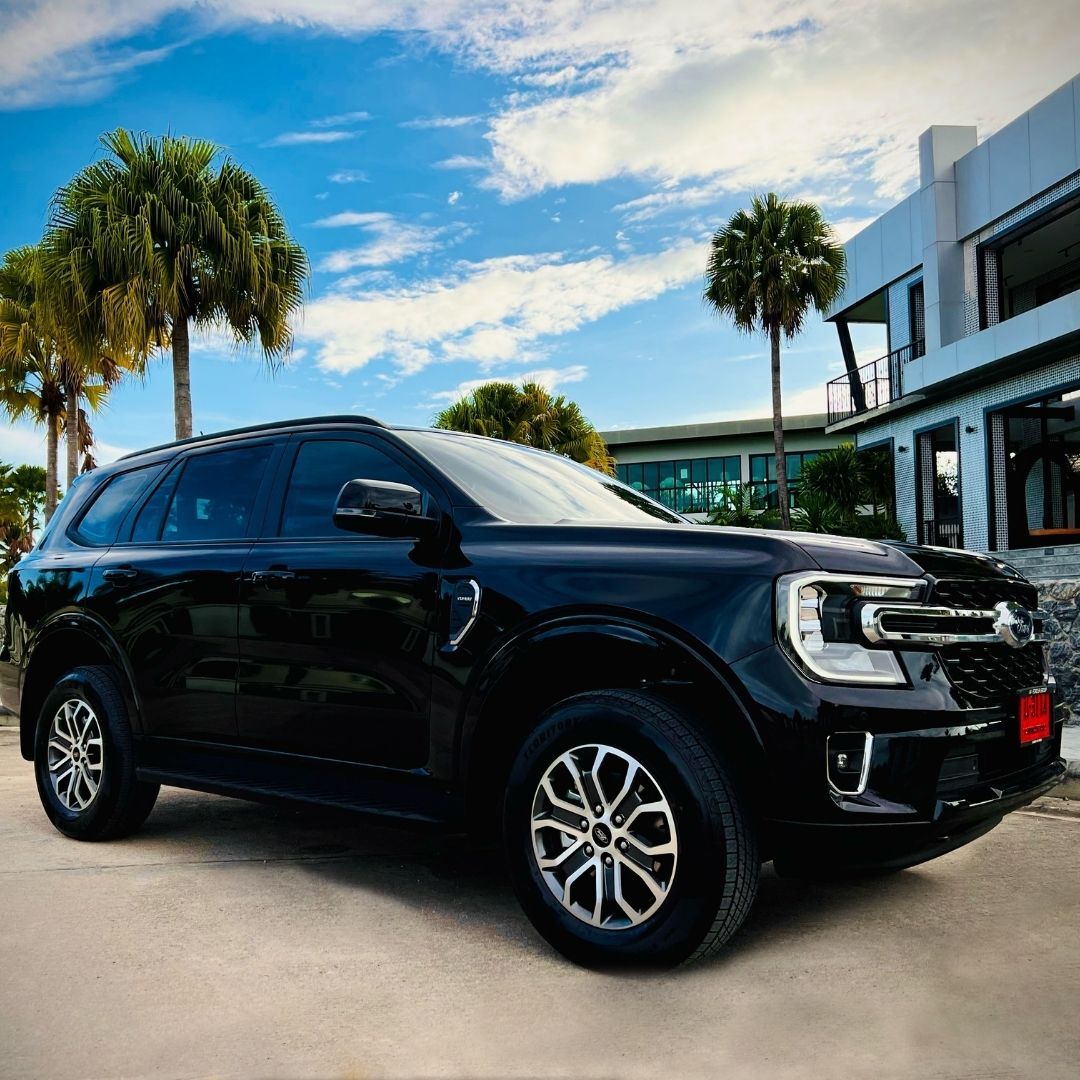 Black Ford Everest 2024 – stylish and comfortable SUV for rent in Pattaya