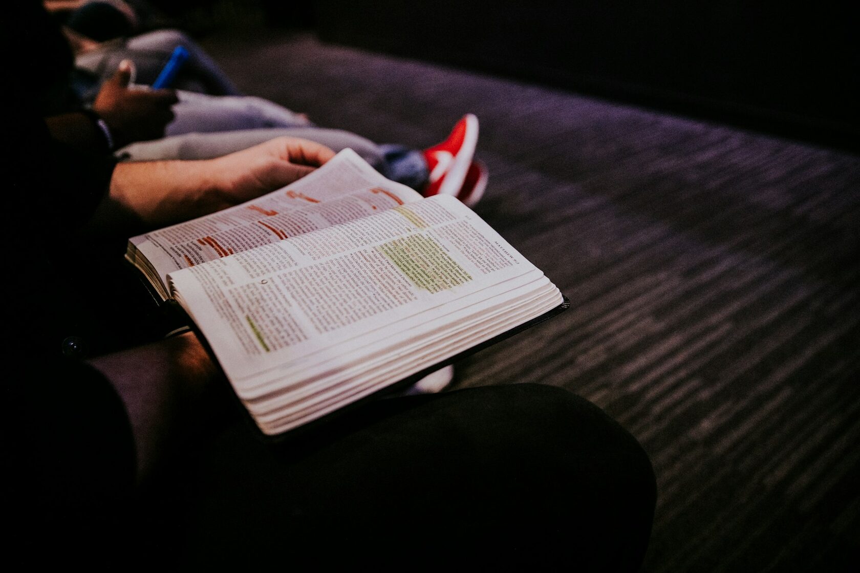 Docente de teología explicando la Biblia a un grupo pequeño de estudiantes