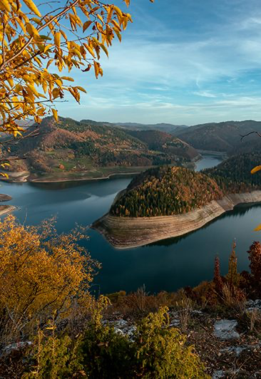 Осень в горах над каньоном Уваца