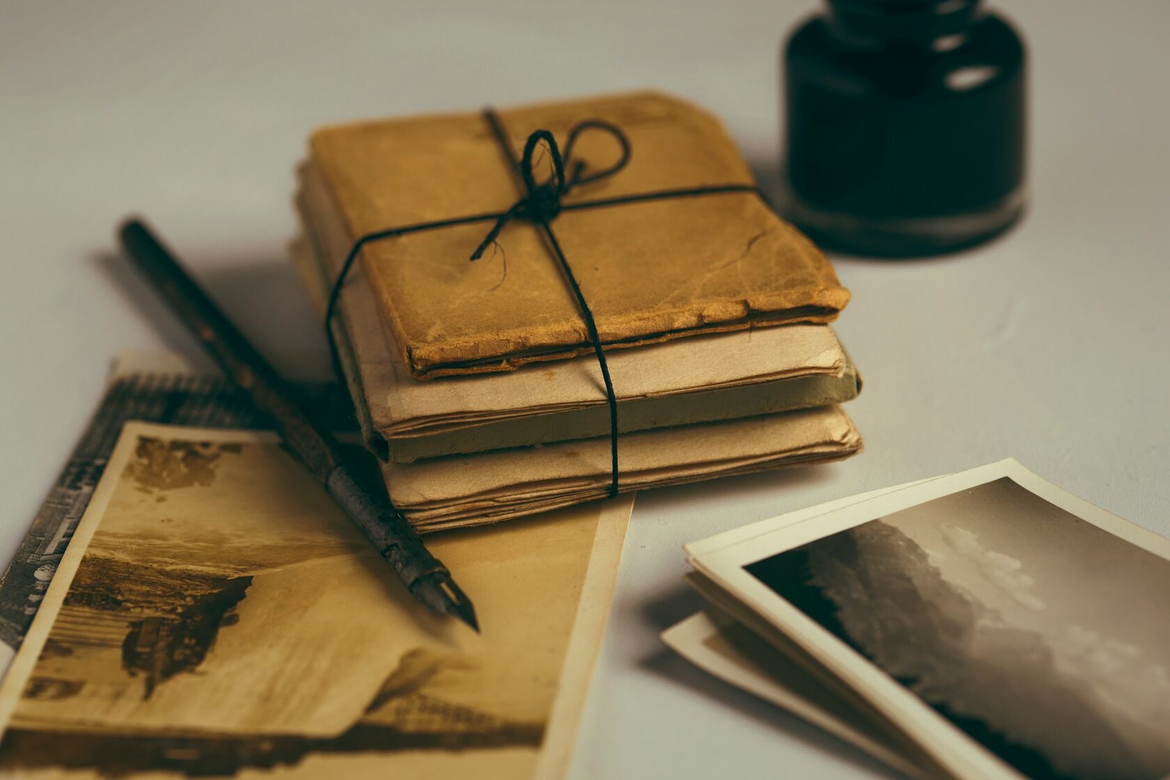 Lettere e diario vintage accanto a una candela