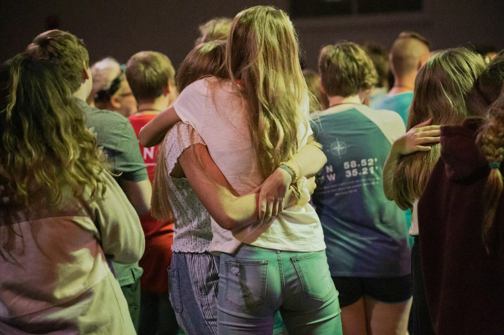 Líderes forman a jóvenes creyentes en un encuentro de fellowship