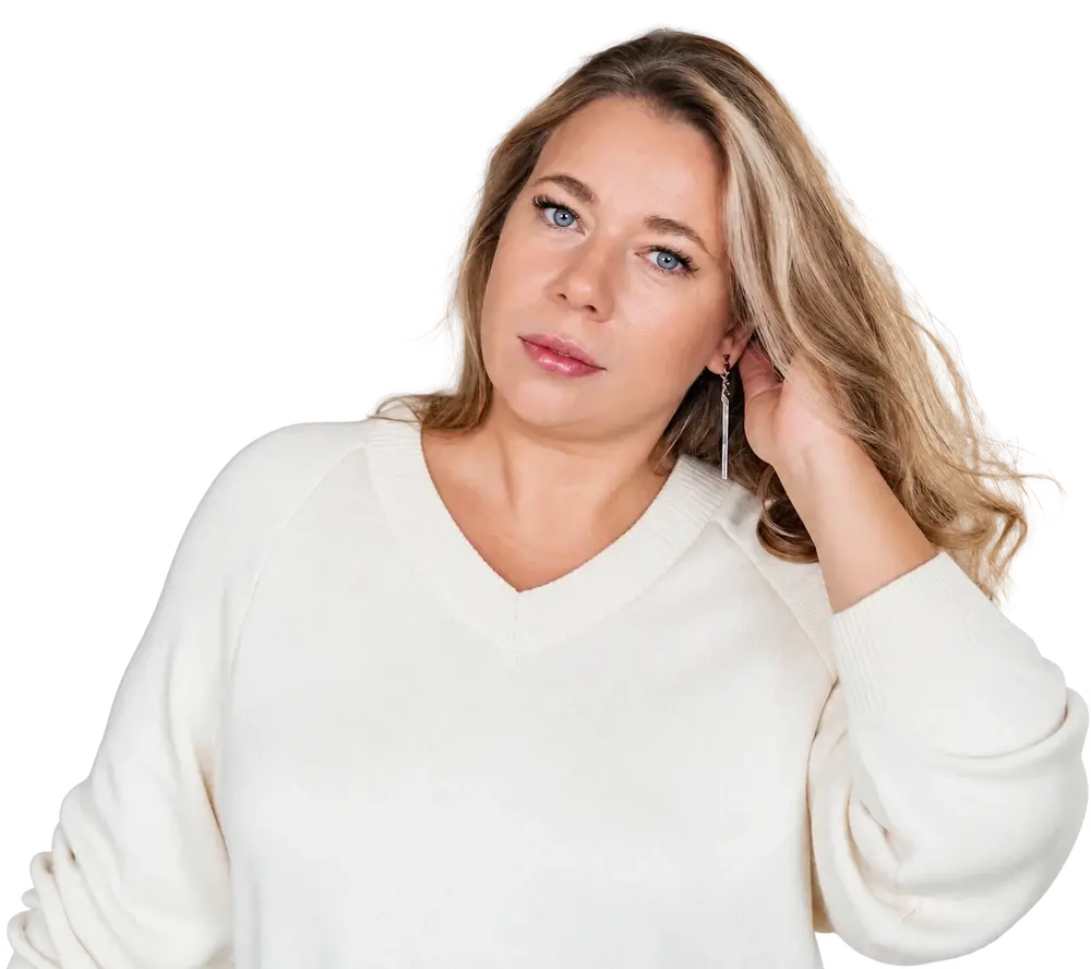 Анна Караваева, психолог, в светлом костюме