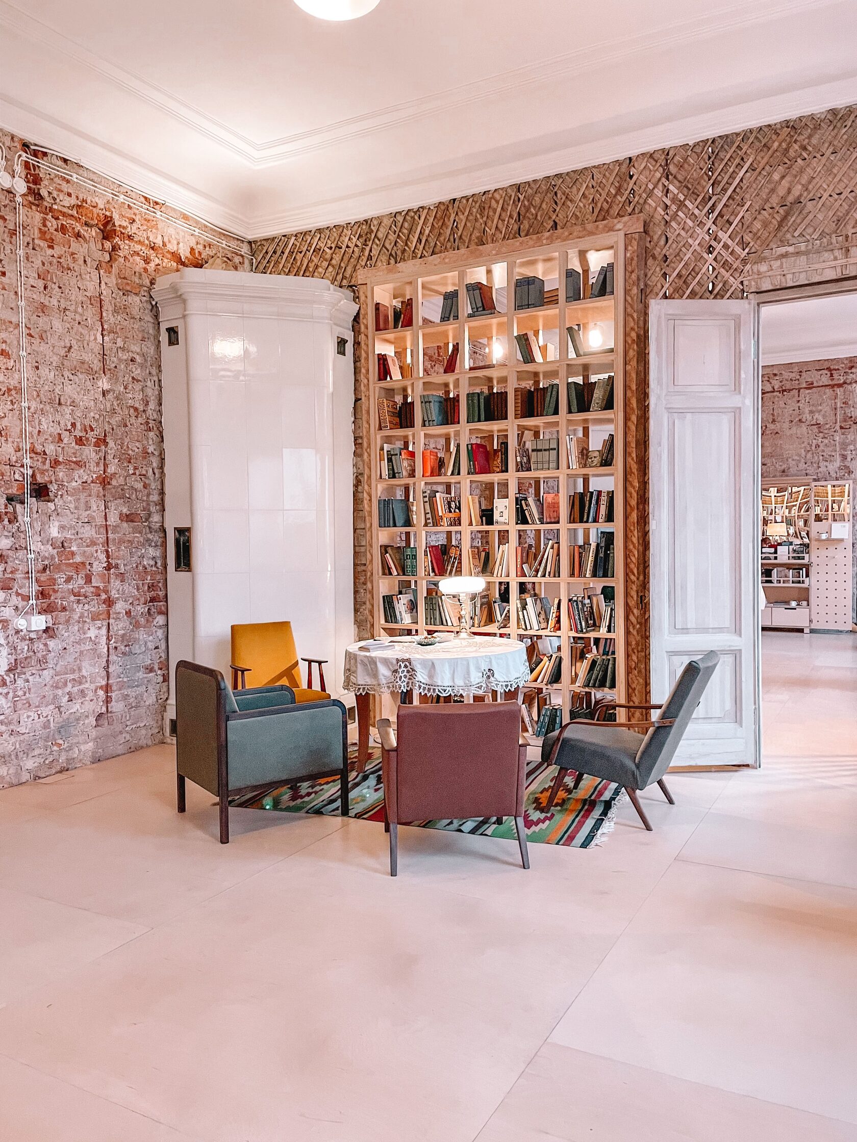 Музей Полторы комнаты в Санкт-Петербурге гостиная с креслами