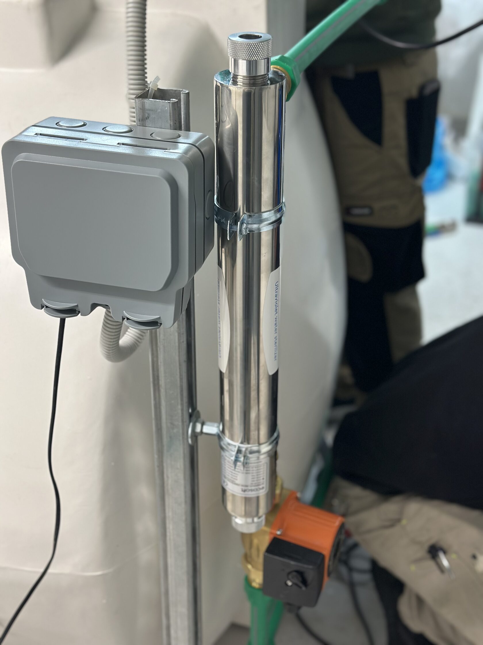 На фото изображена УФ лампа и насос рециркуляции на накопительном баке для исключения застоя воды и микробиологического загрязнения 