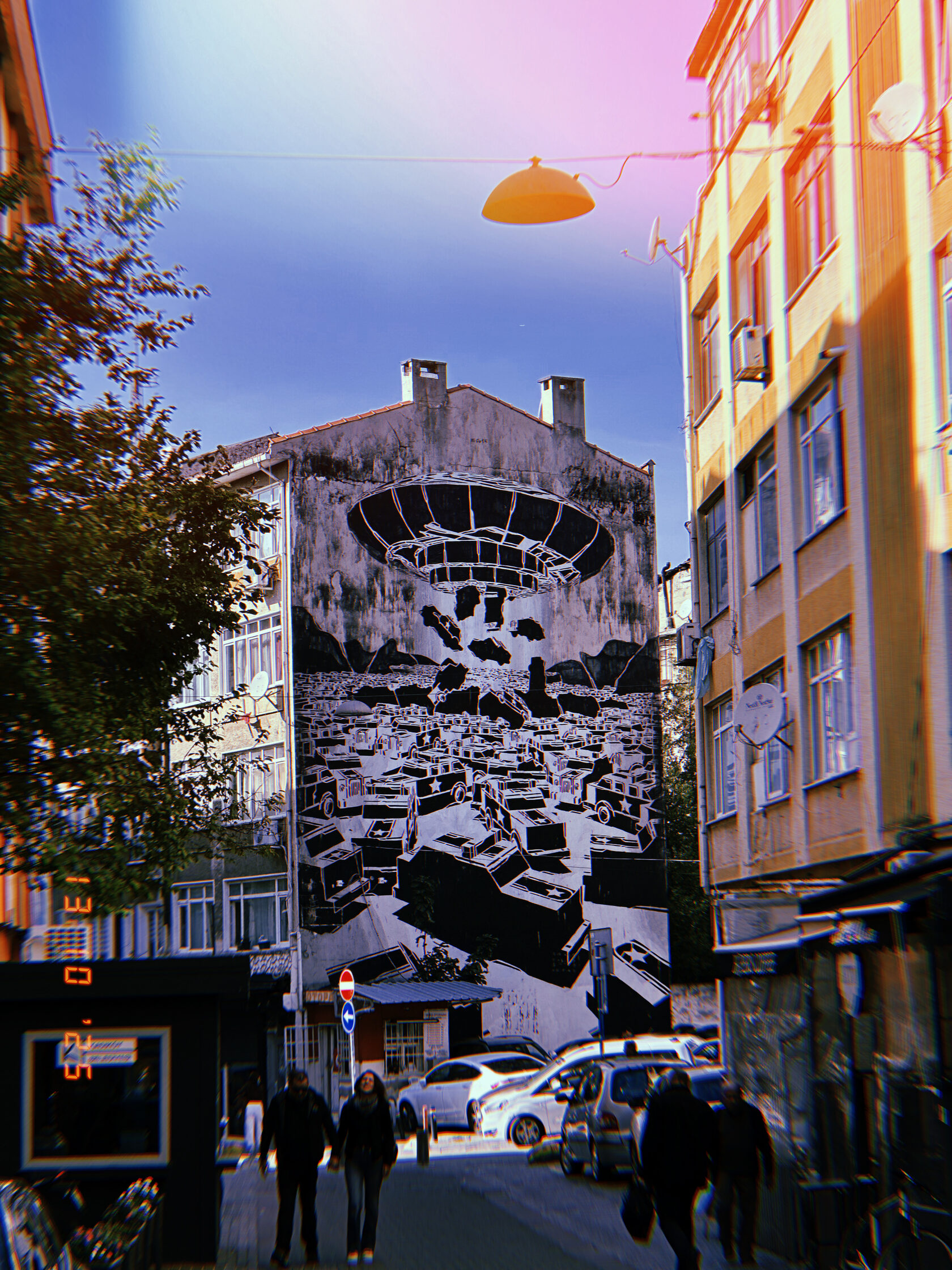 Чёрно-белый мурал с панорамой города на фасаде в Стамбуле