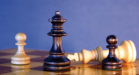 Bild von mehreren Schachfiguren auf einem Schachbrett.