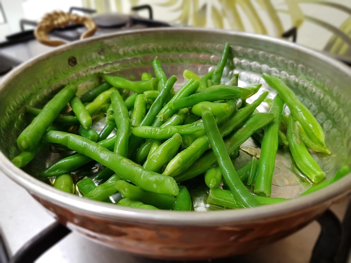 Стручковая фасоль с курицей и рисом на сковороде