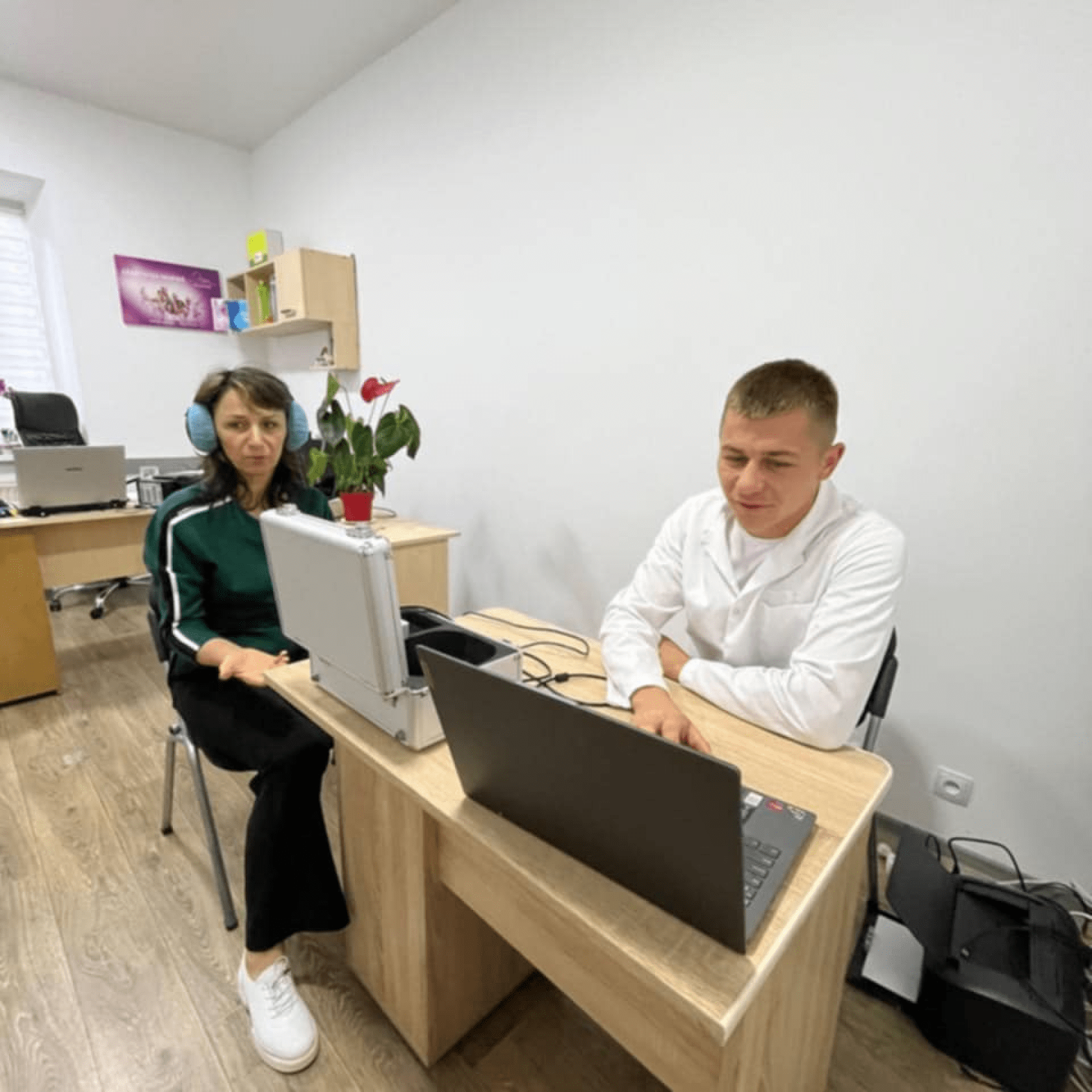 Specialist în Chișinău realizând tratament cu biorezonanță magnetică – terapie de echilibrare energetică și diagnosticare completă a organismului