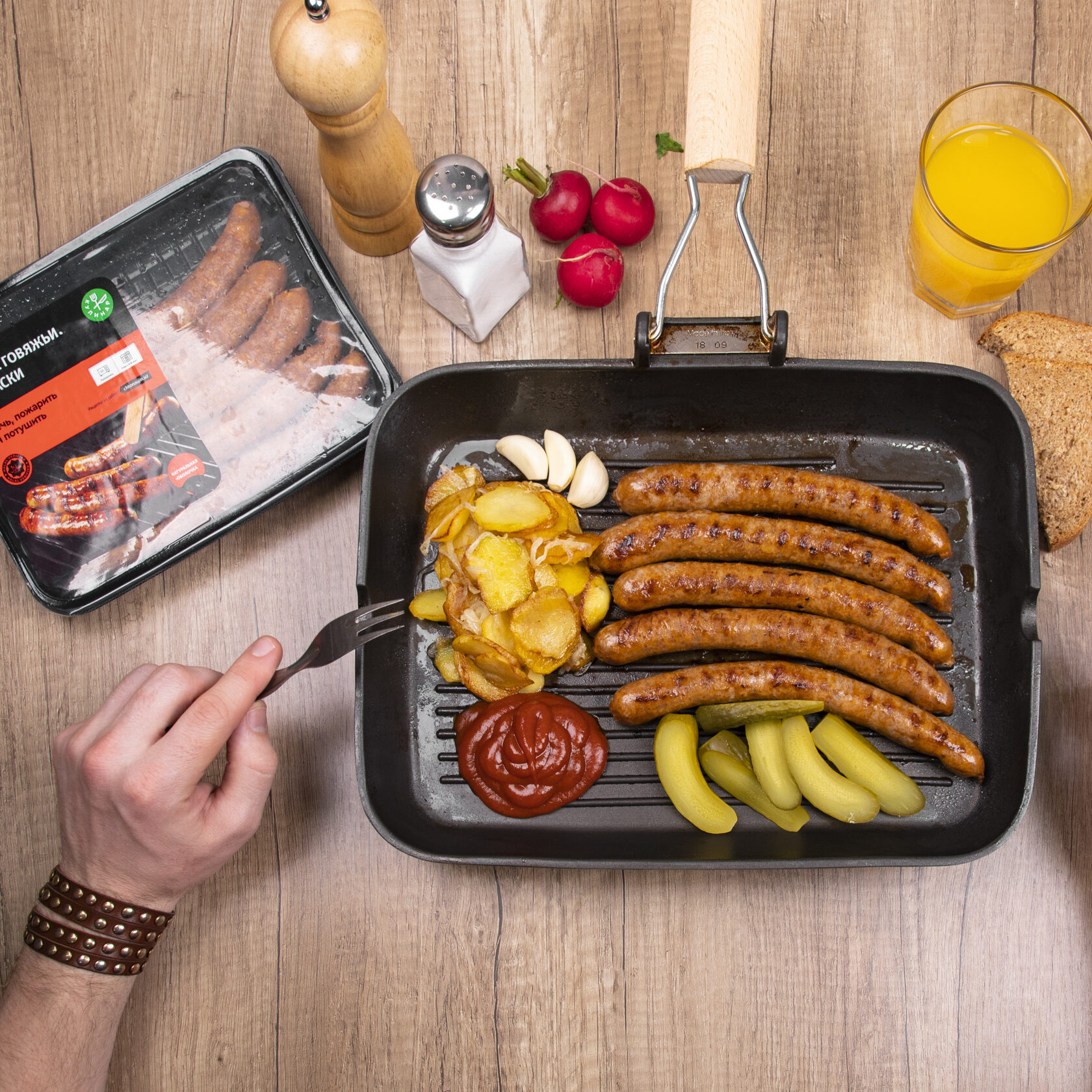 Yalangoch qiz kechki ovqat tayyorlayapti Yalangoch qiz kechki ovqat tayyorlayapti