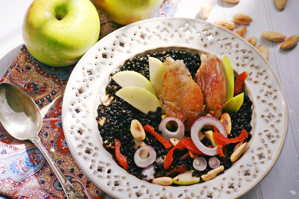 Салат из черной чечевицы с уткой и яблоками