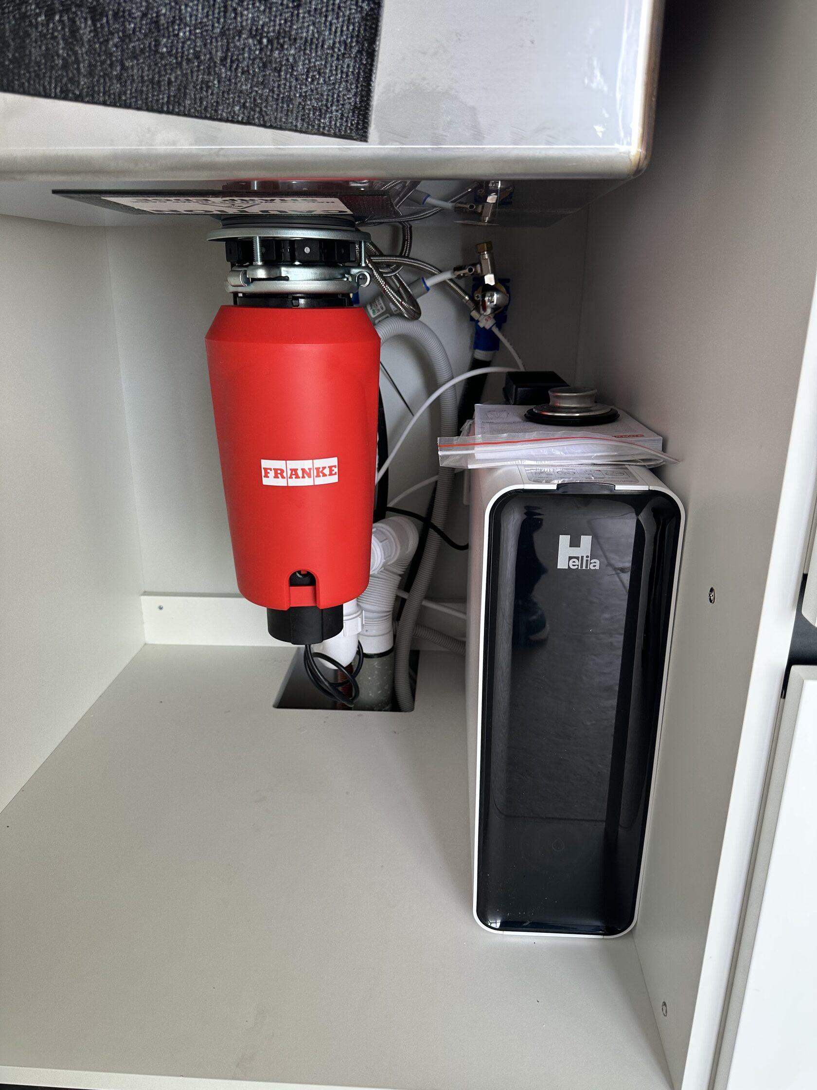 На фото изображен фильтр обратного осмоса и измельчитель пищевых отходов. Прямоточный фильтр обратного осмоса подключен напрямую к входу городской воды