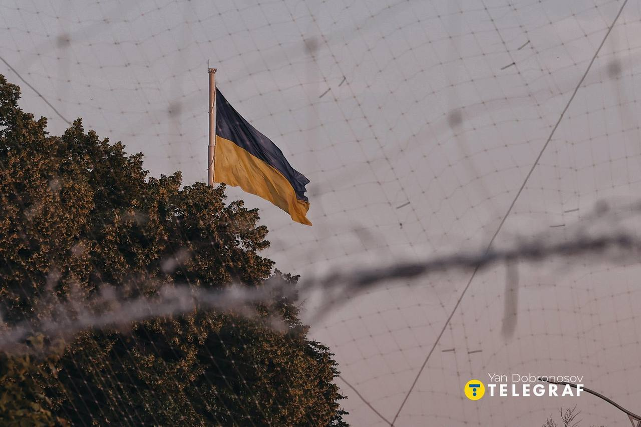 Маріуполь — парк з тюльпанами та класичними колонами
