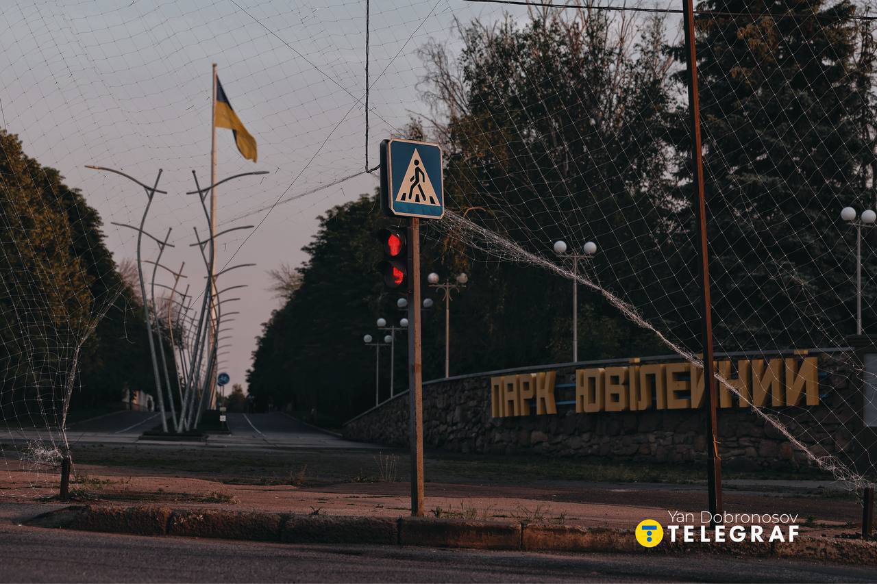 Маріуполь — парк з тюльпанами та класичними колонами
