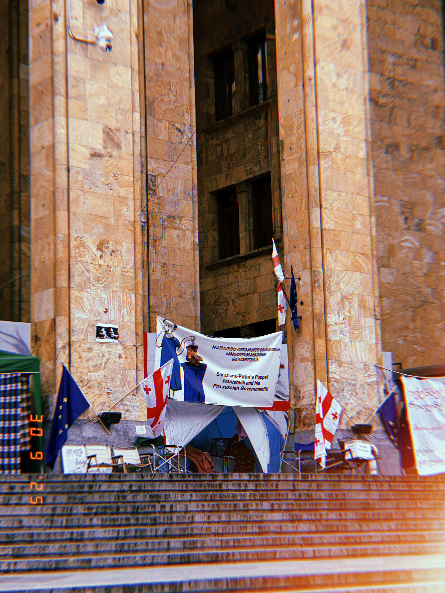 Плакаты и флаги на ступенях парламента Грузии в Тбилиси