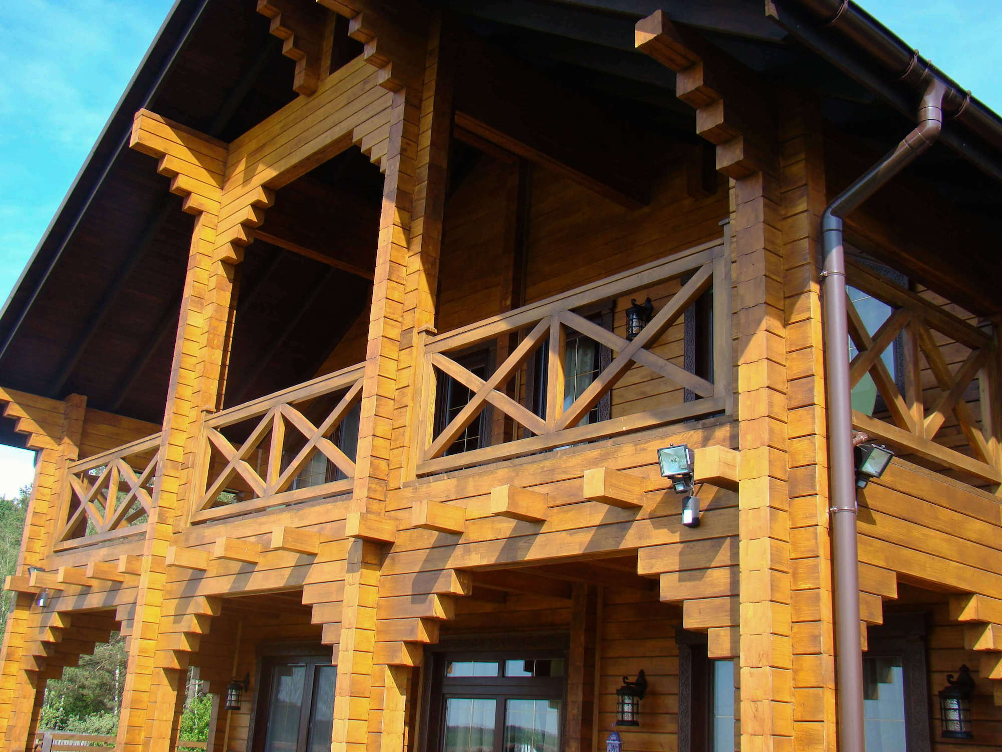 Дерев'яний балкон в будинку