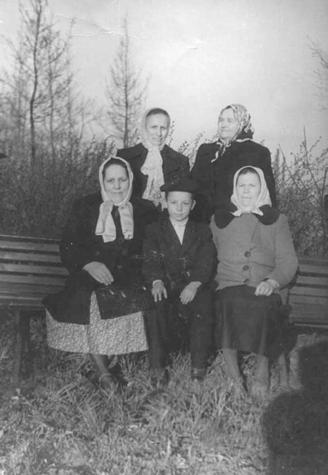 Пелагея Григорьева (в нижнем ряду слева) и спасённый ею Ефим Трубин. Фотография послевоенного времени