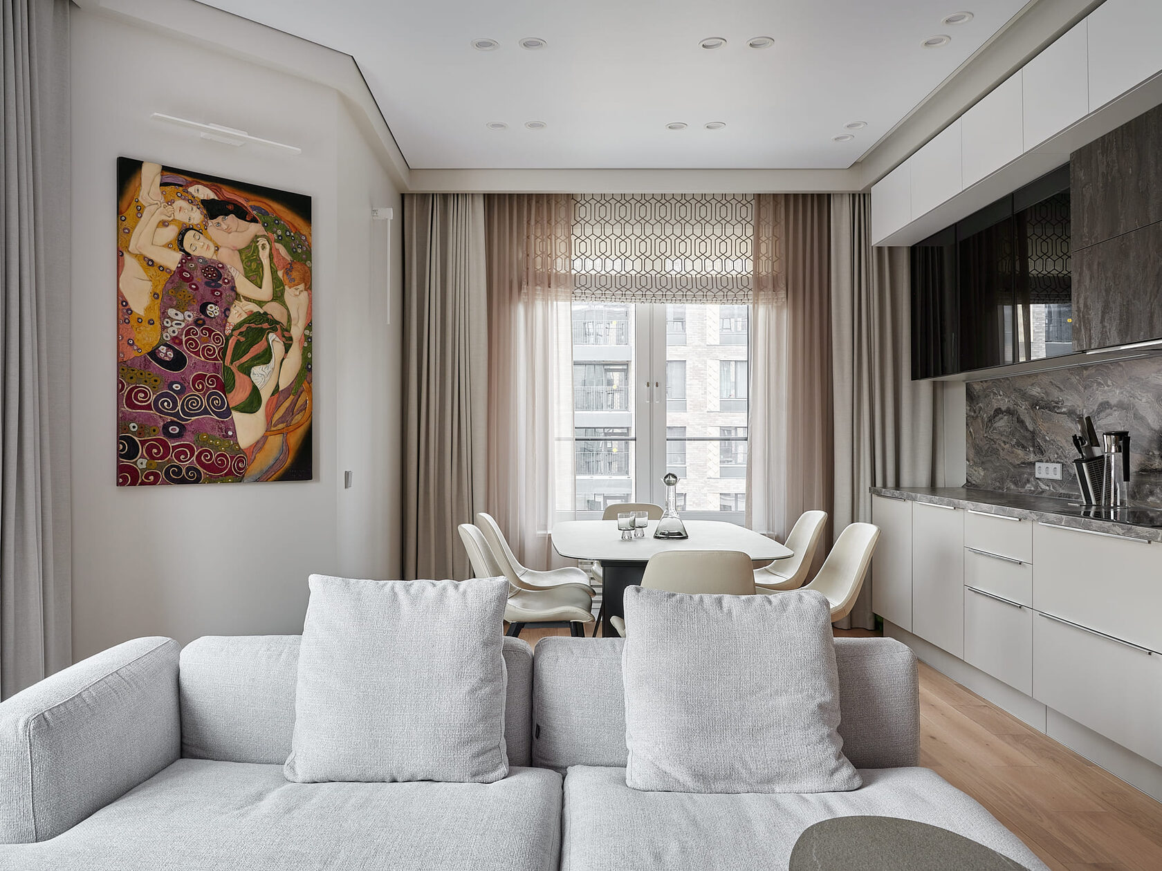 дизайн интерьера современной квартиры с кухней-гостиной, светлой мебелью и панорамными окнами