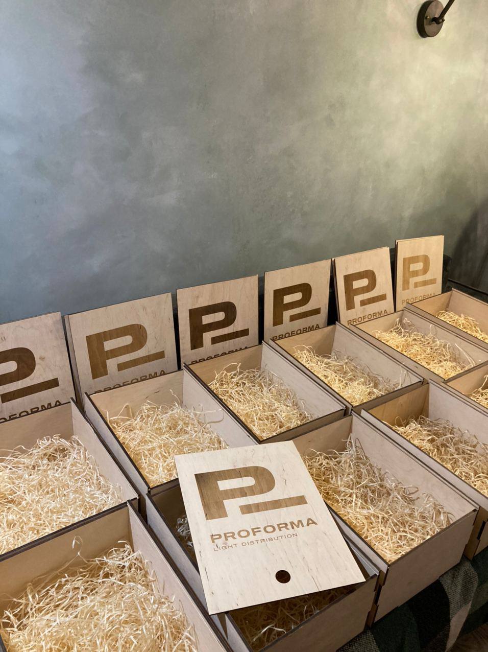 Дерев'яні коробки для подарунків