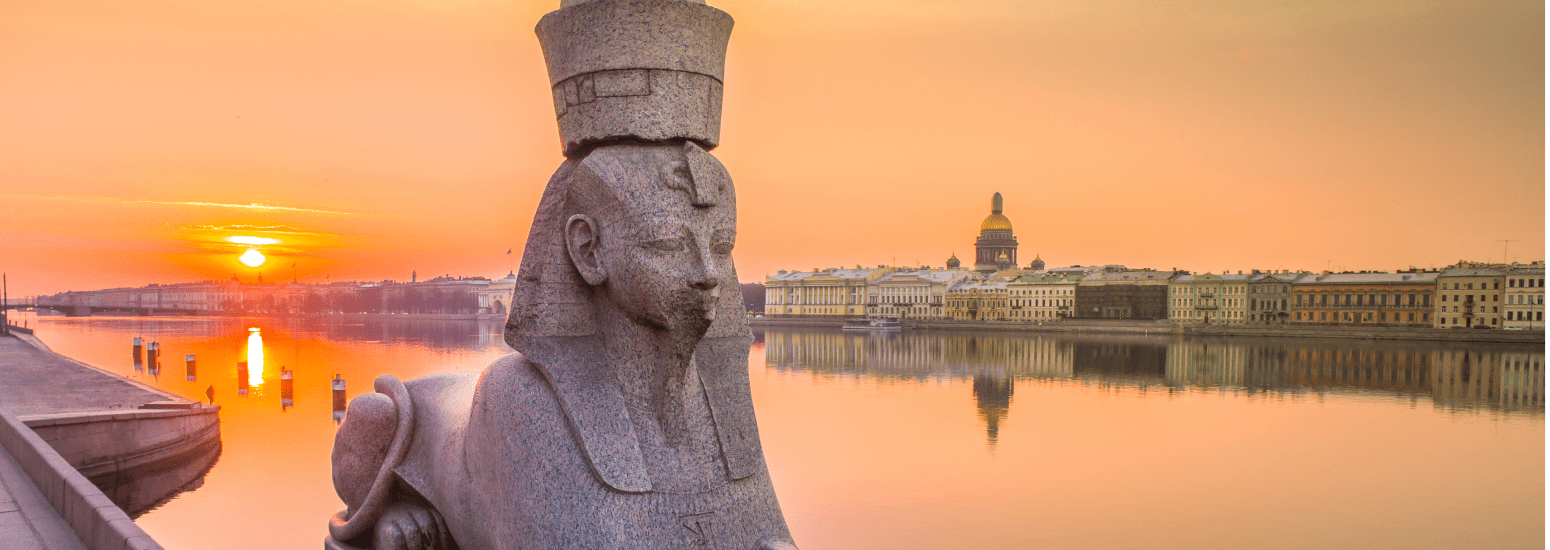 Сфинкс на Университетской набережной Невы в Санкт-Петербурге