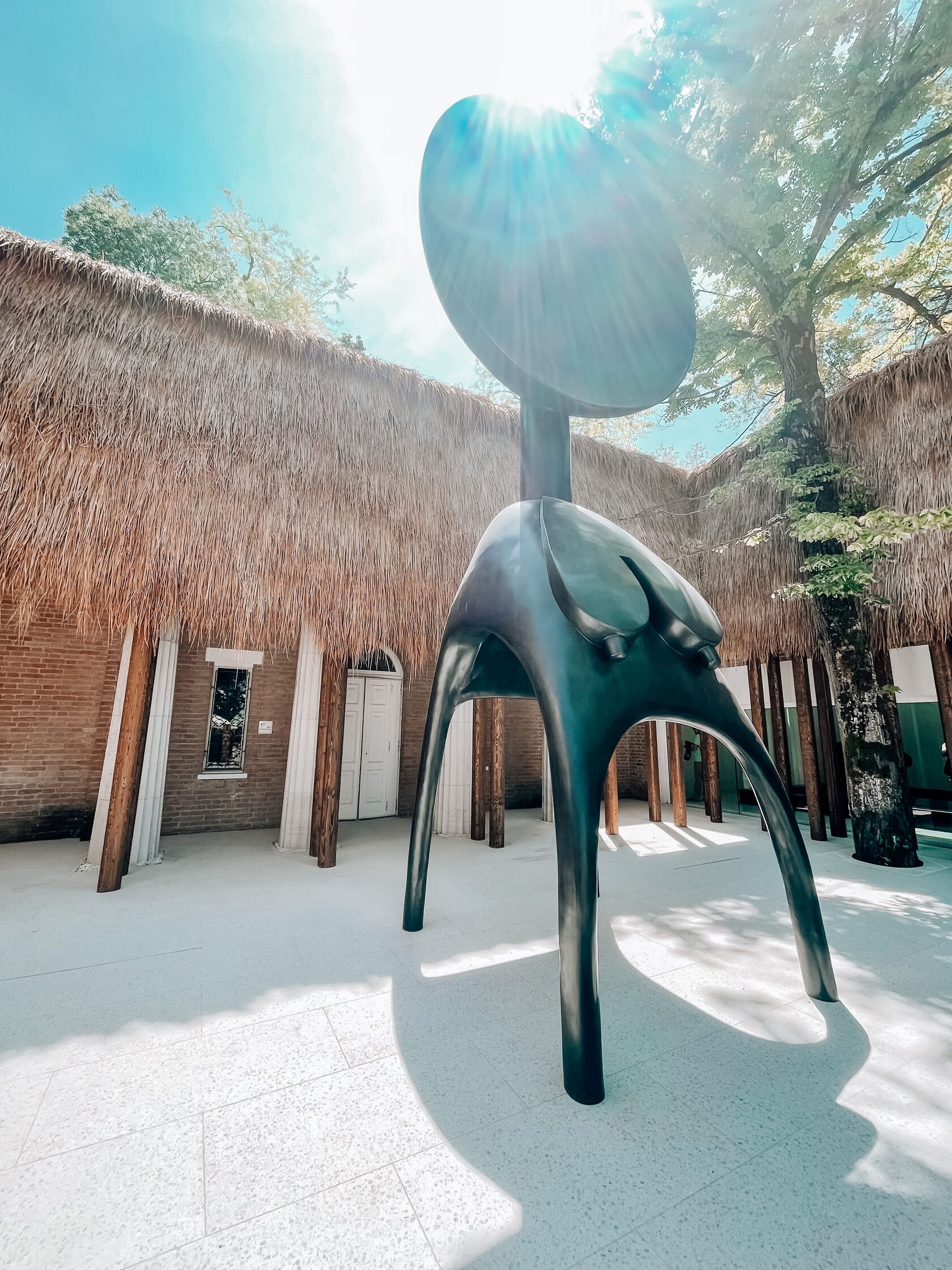 Девушка фотографирует картину Шагала в Русском Музее