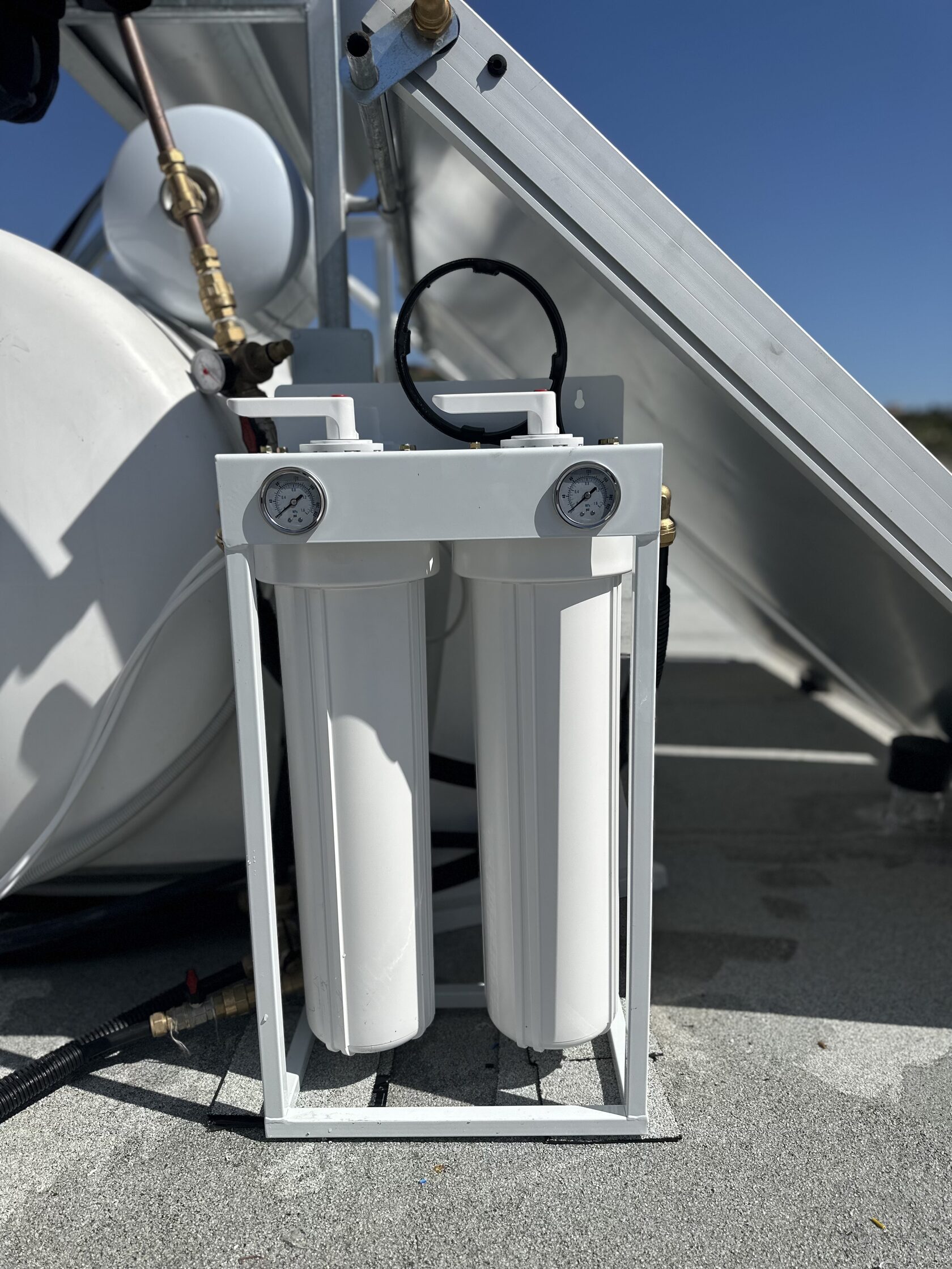 На картинке изображено реализованный проект установки системы ультрафильтрации на крыше частного дома на Кипре