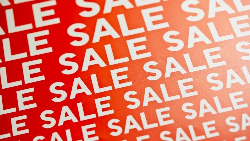 На изображении показан красный фон со словом "SALE", многократно написанным белым цветом, подчеркивая скидки и специальные предложения на фильтры и умягчители воды.