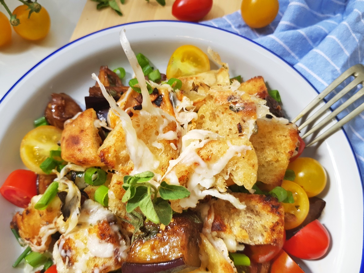 Салат с маринованными баклажанами в малиновом соусе и гренками с сыром.  Видео рецепт