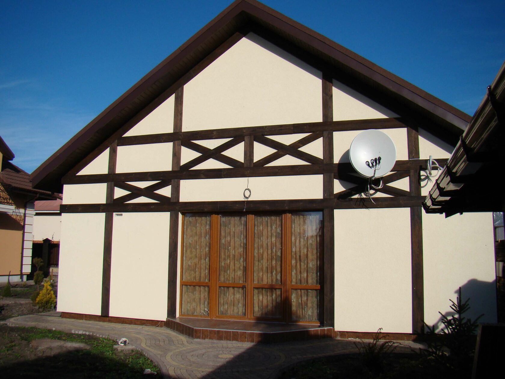 Фасад будинку з деревом