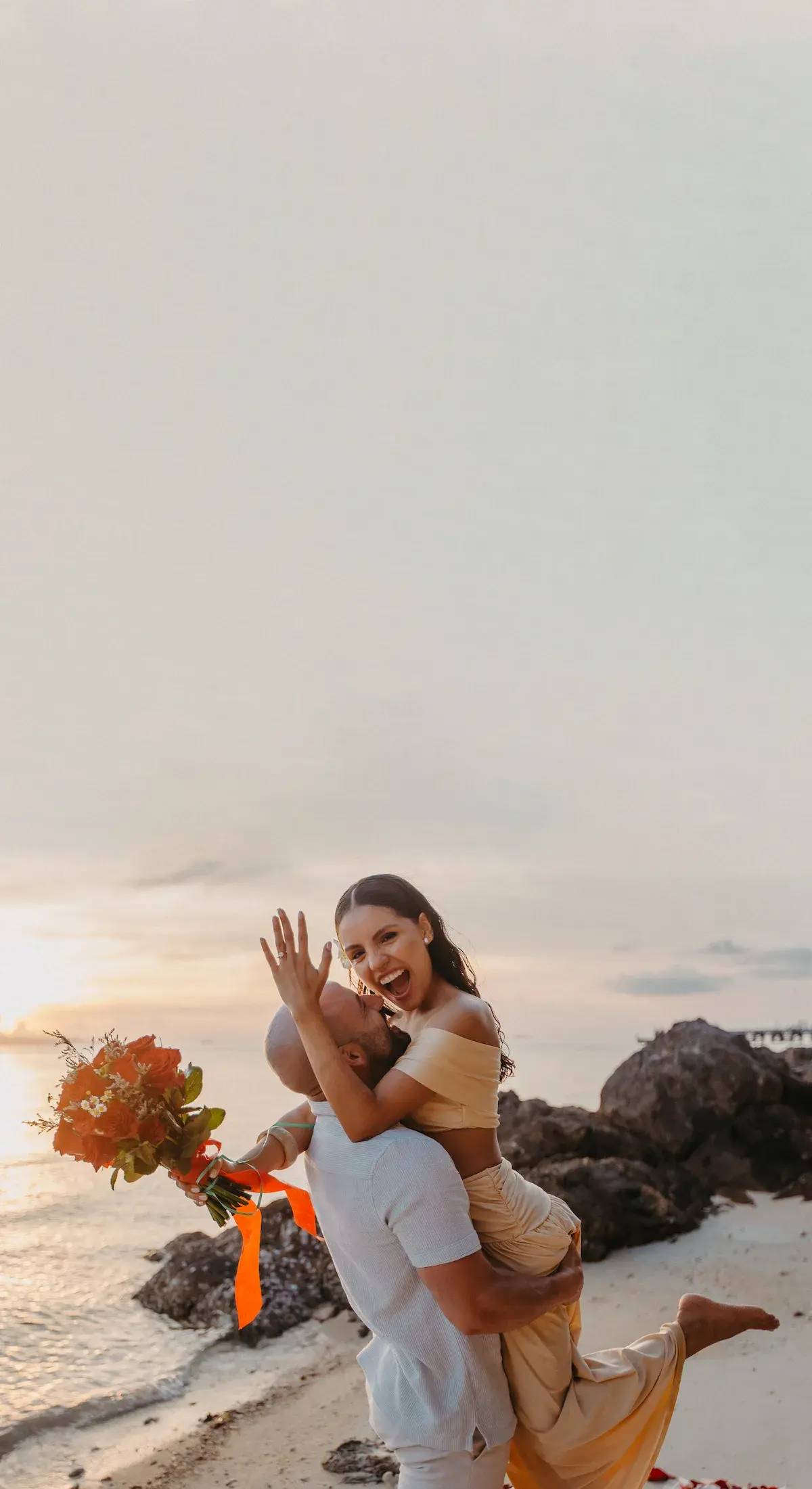 Surprise marriage proposal photography on a tropical beach in Koh Samui for mobile view