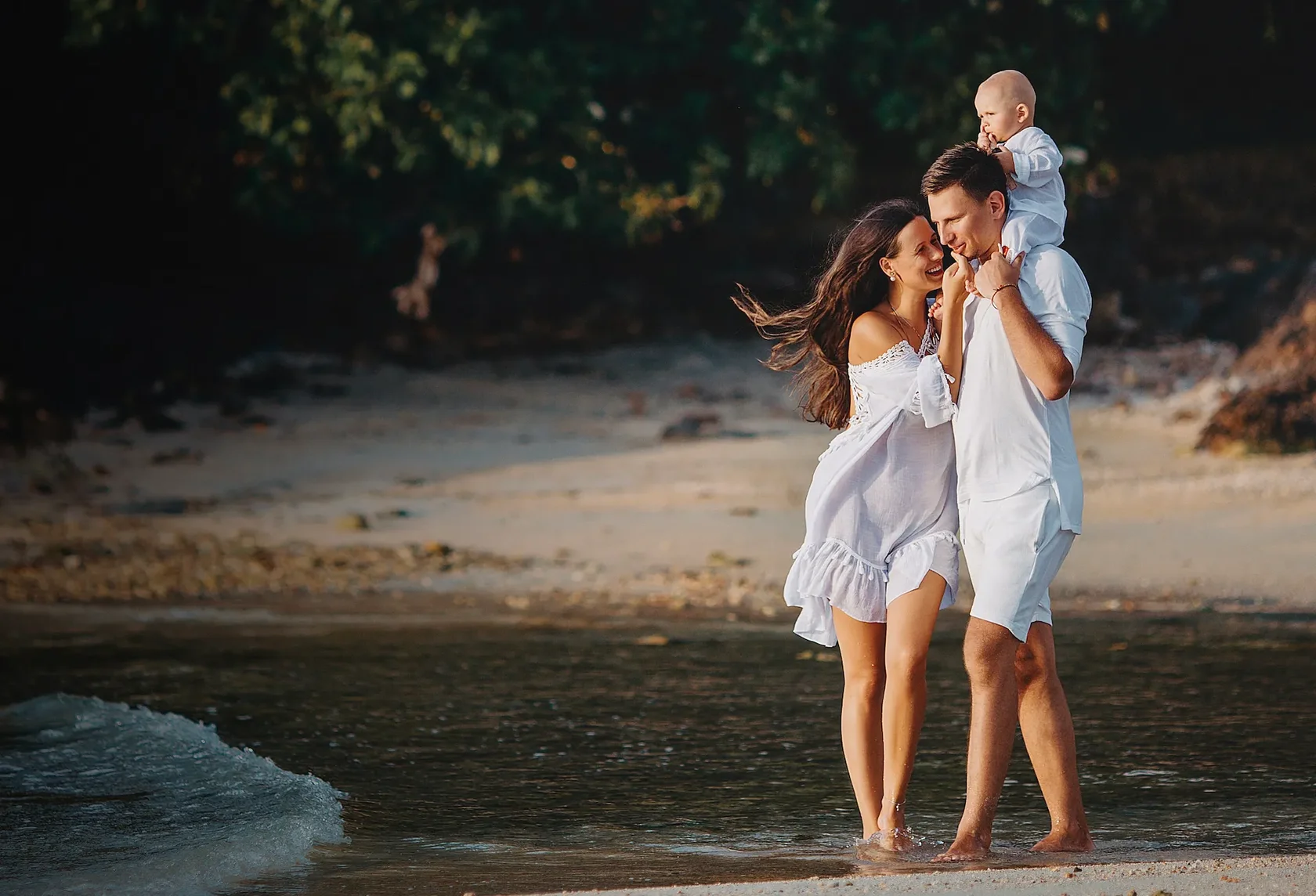 Professional lifestyle and portrait photographer Yanina Paray on a tropical beach in Koh Samui