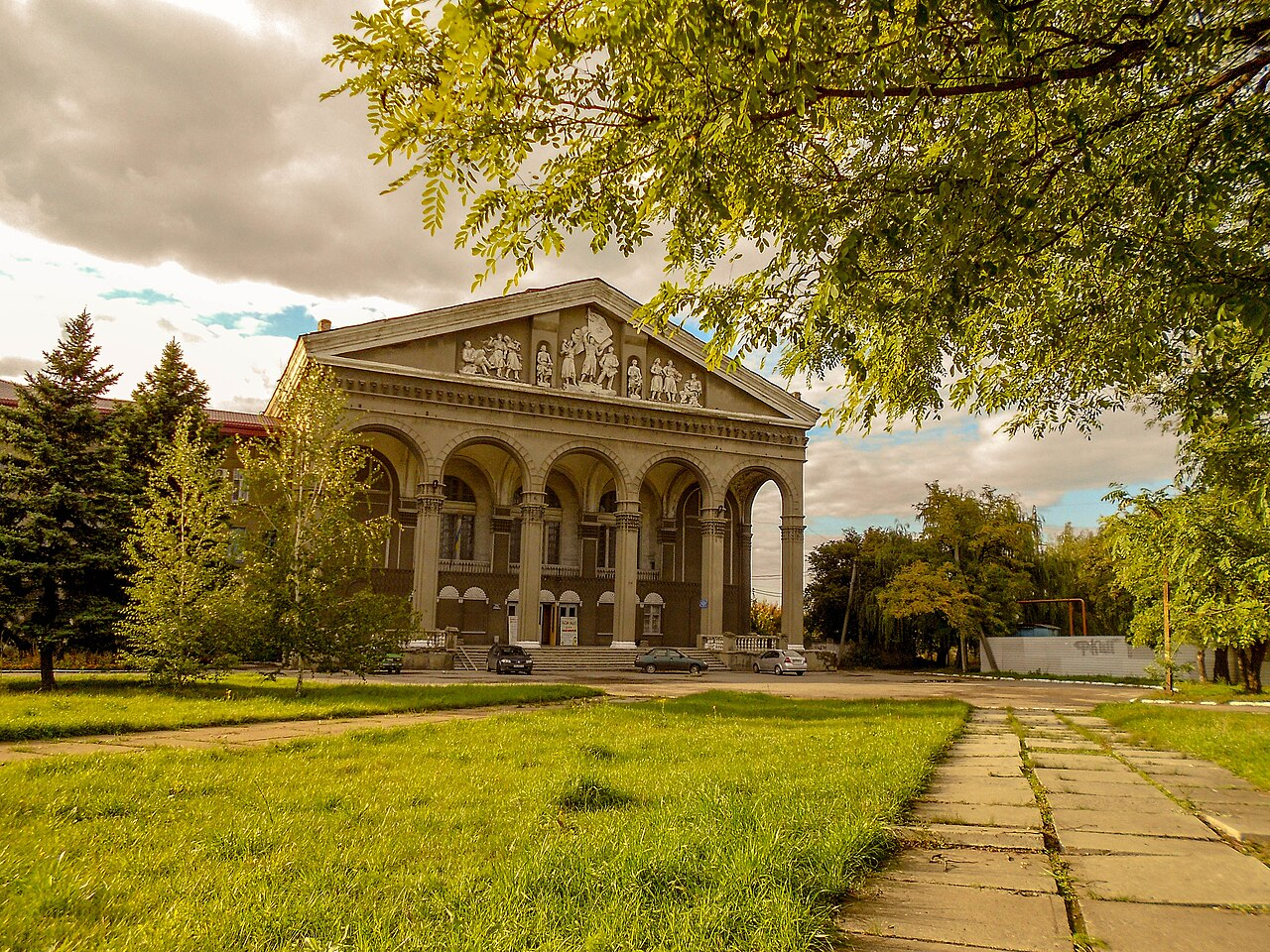 Маріуполь — парк з тюльпанами та класичними колонами