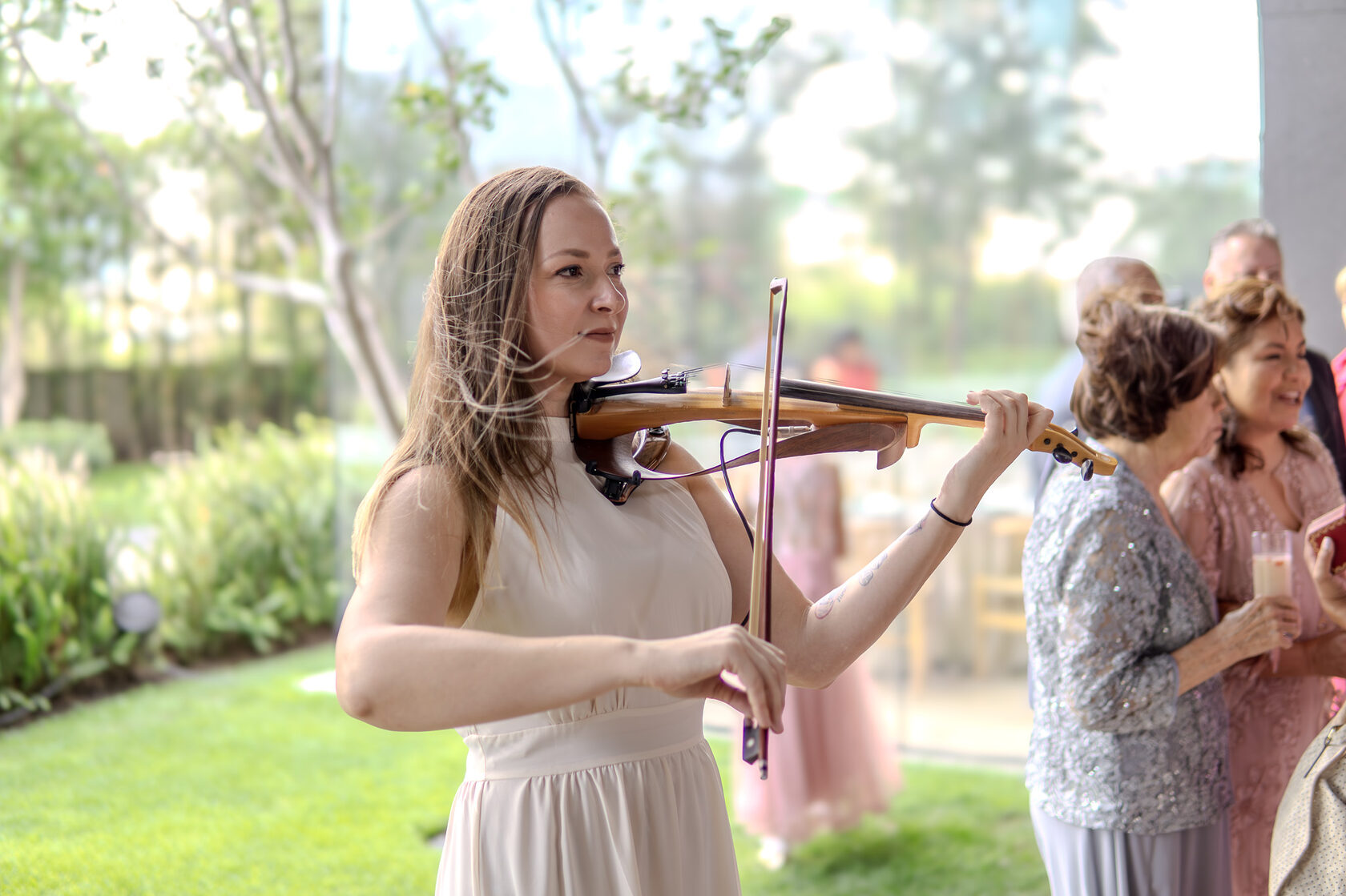 Polina Diorditsa tocando violín en la boda de Valeria y Christian