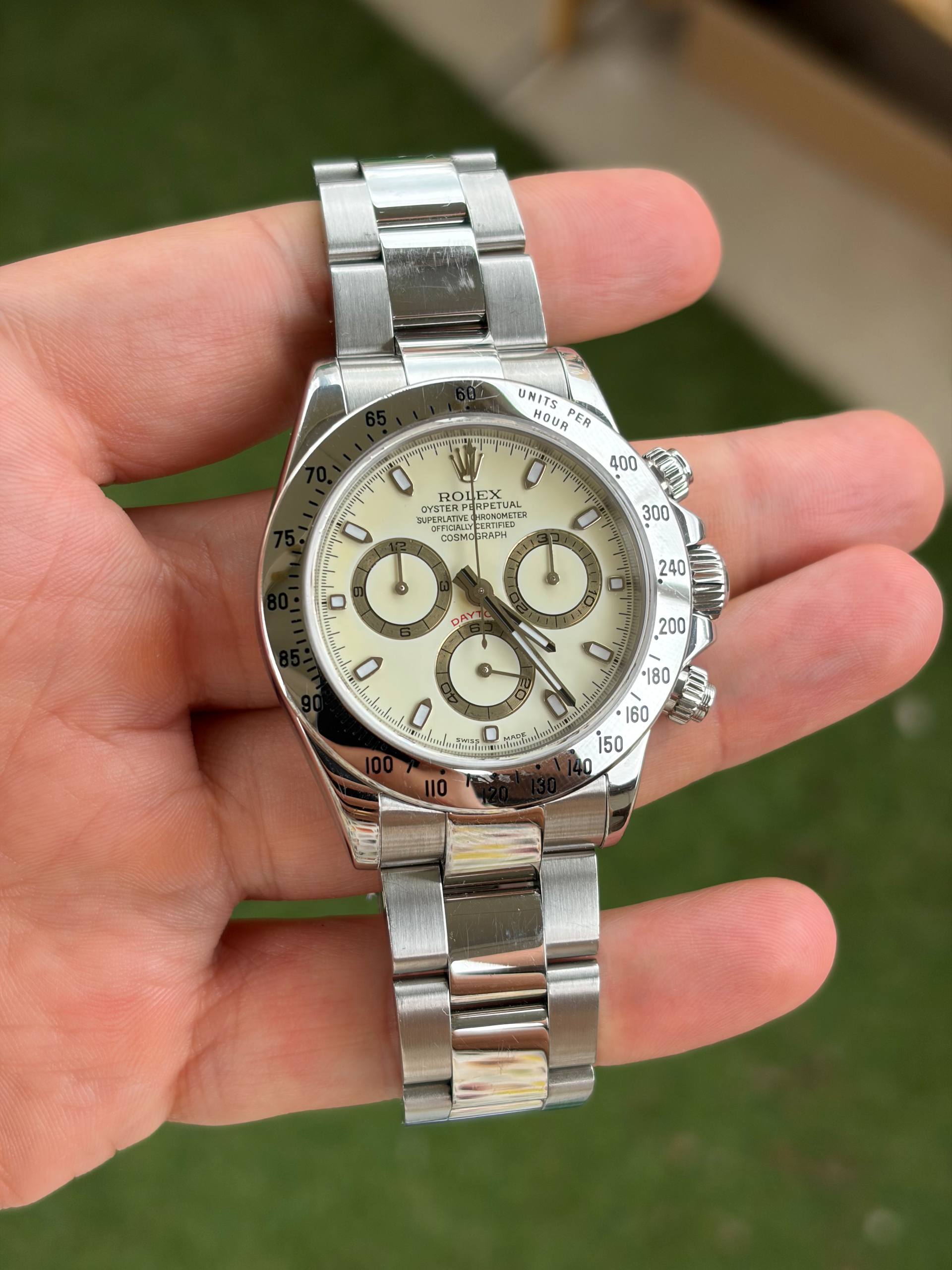 Nahaufnahme des Edelstahl-Armbands einer Rolex Daytona