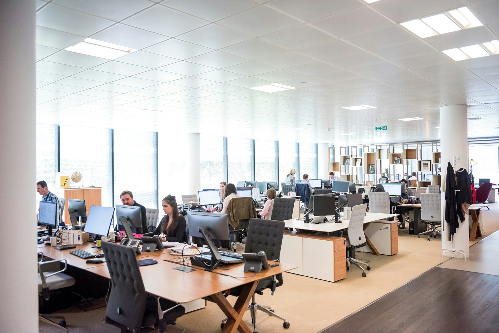 Déménagement de bureaux avec ordinateurs et cartons