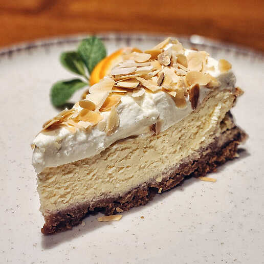 Cheesecake with white chocolate and almond flakes​