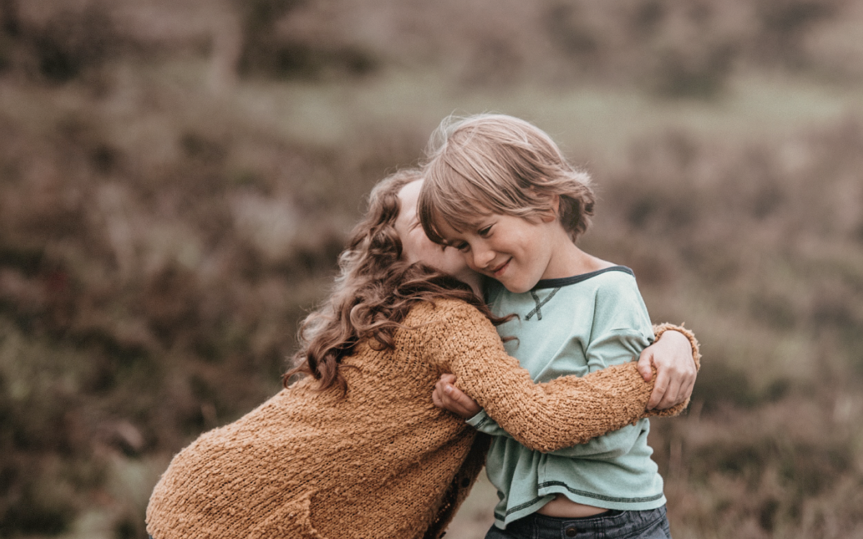 Many children many blessings. Мальчик обнимает девочку. Мальчик и девочка обнимают землю. Мальчик и девочка обнимаются 10 лет. Мама с сыном эмпатия.