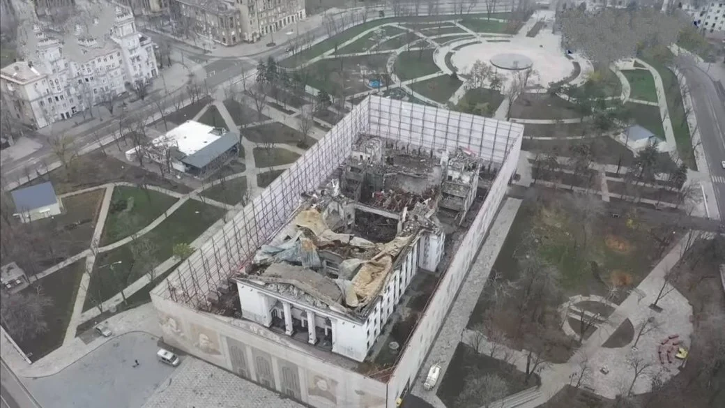 Русия тържествено открива драмтеатъра в Мариупол, където уби стотици хора