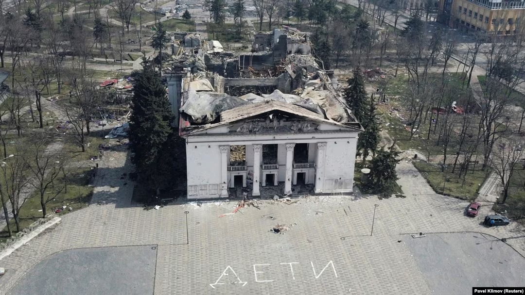 Маріупольский драмтеатр після ударів росії
