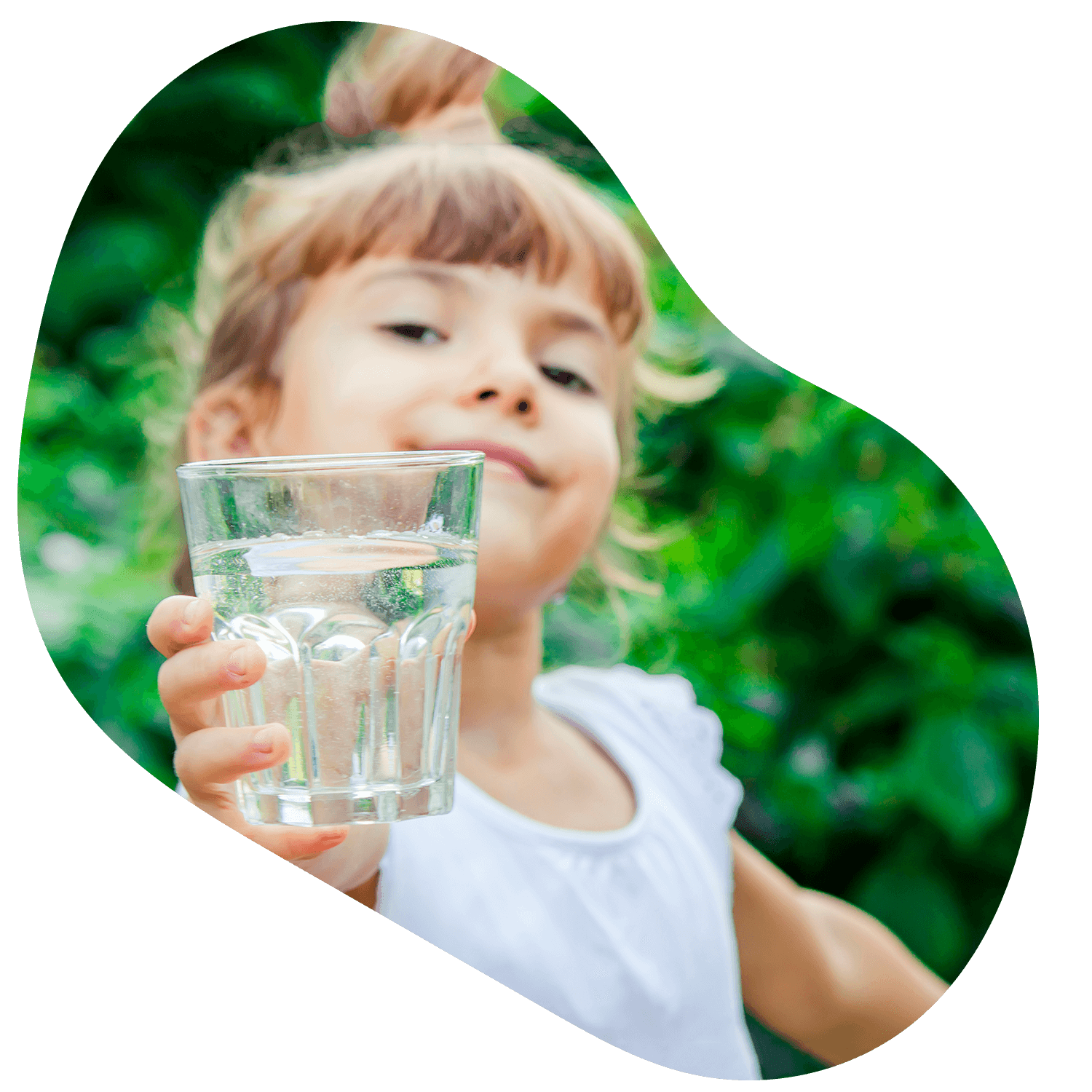 Каждый день девочка с радостью пьёт чистую полезную минерализованную питьевую воду