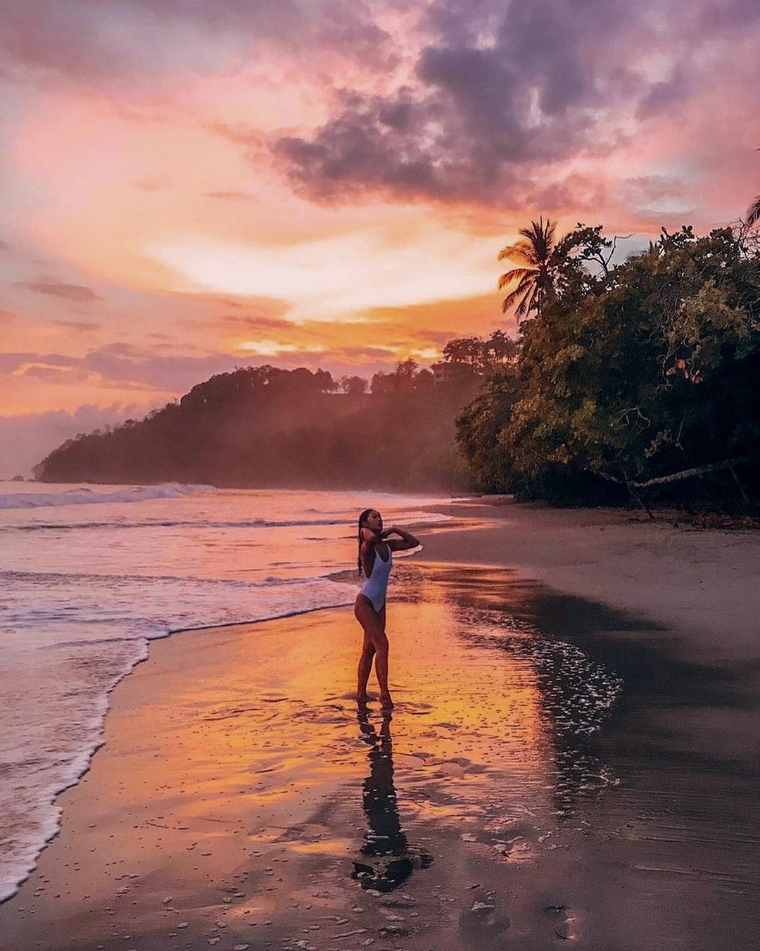 Atardecer sobre el Pac&iacute;fico desde la costa salvaje bajo Makanda