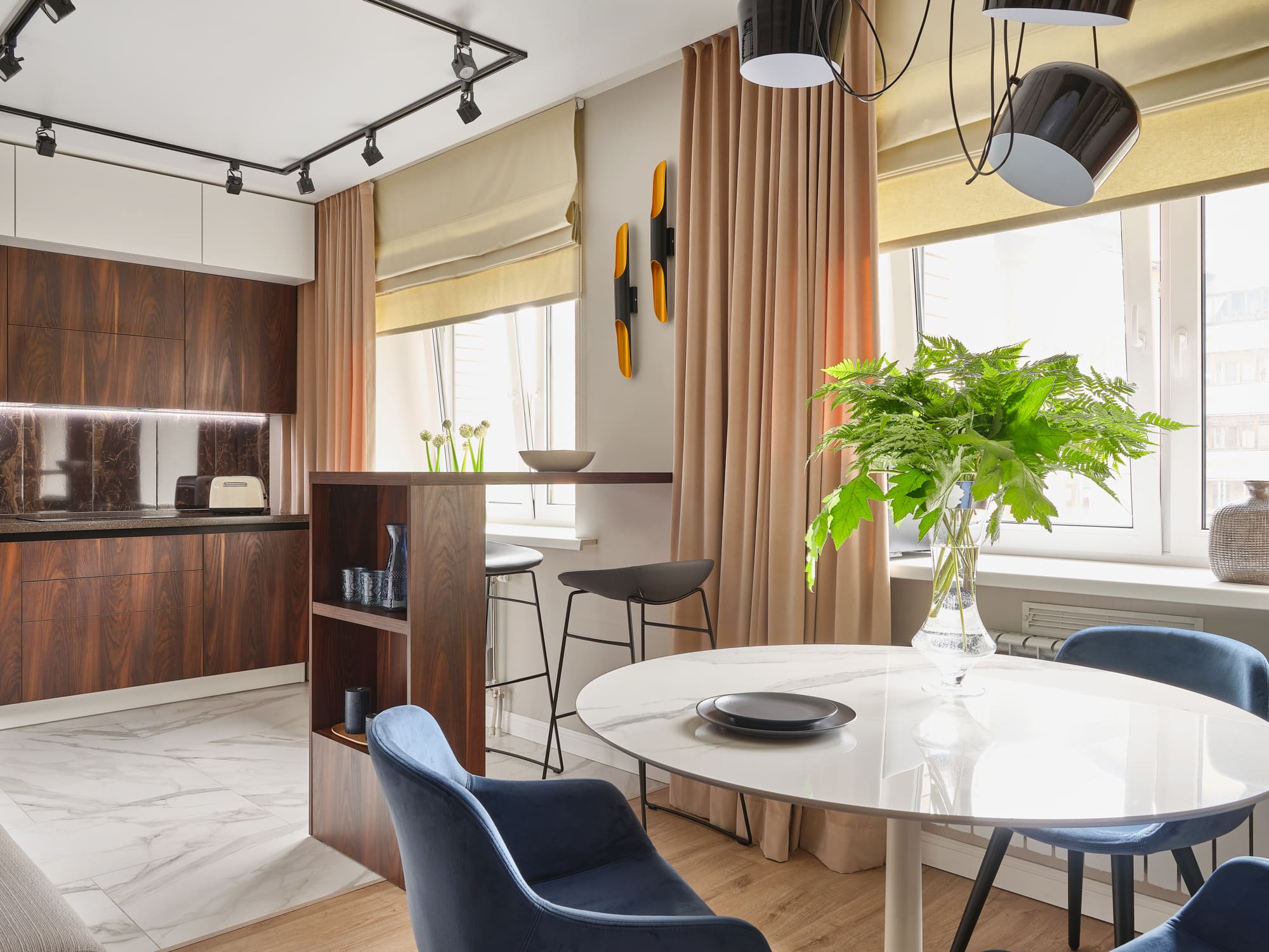 interer-kvartiry-zvezdinskaya-obedennaya-zona-s-kruglym-stolom